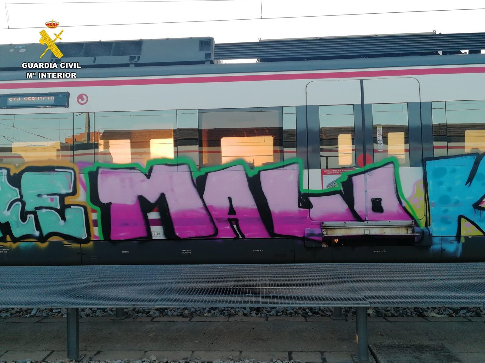 Grafiti en un tren de Cercanías Madrid