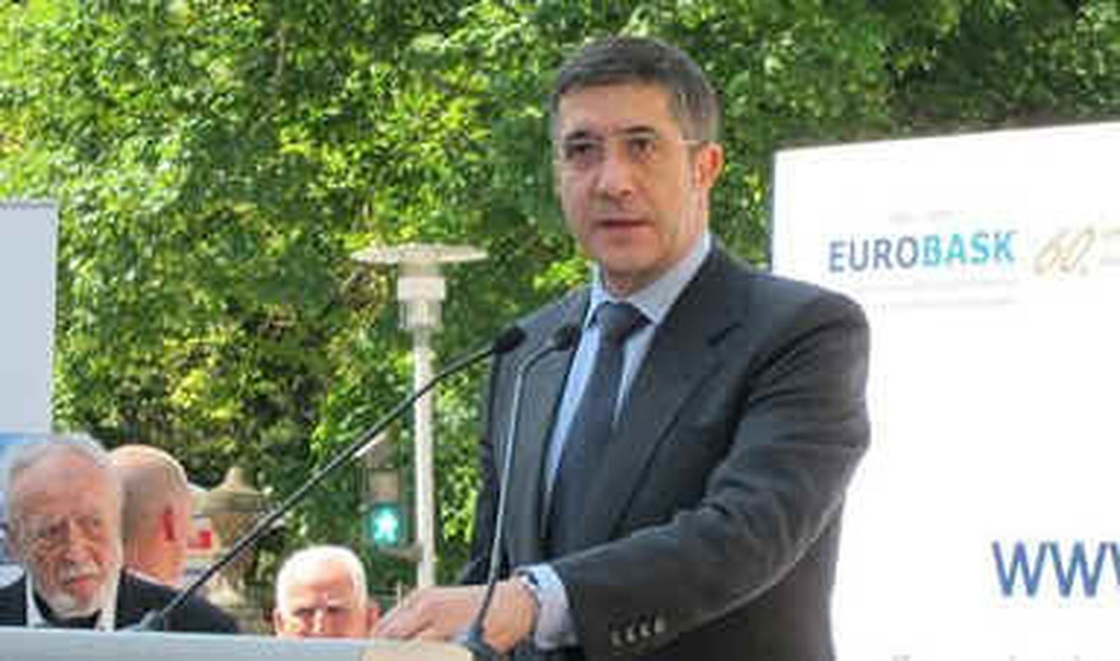 López considera "una barbaridad" afirmar que ha intentado derribar a Zapatero