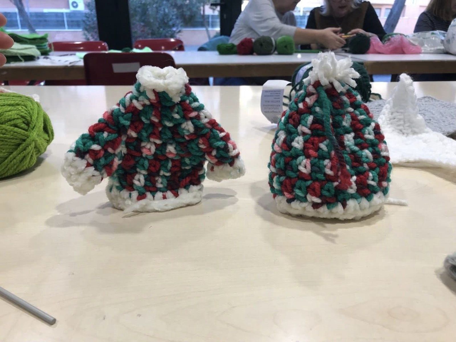Dos de las creaciones de las participantes en el curso de costura de Parla