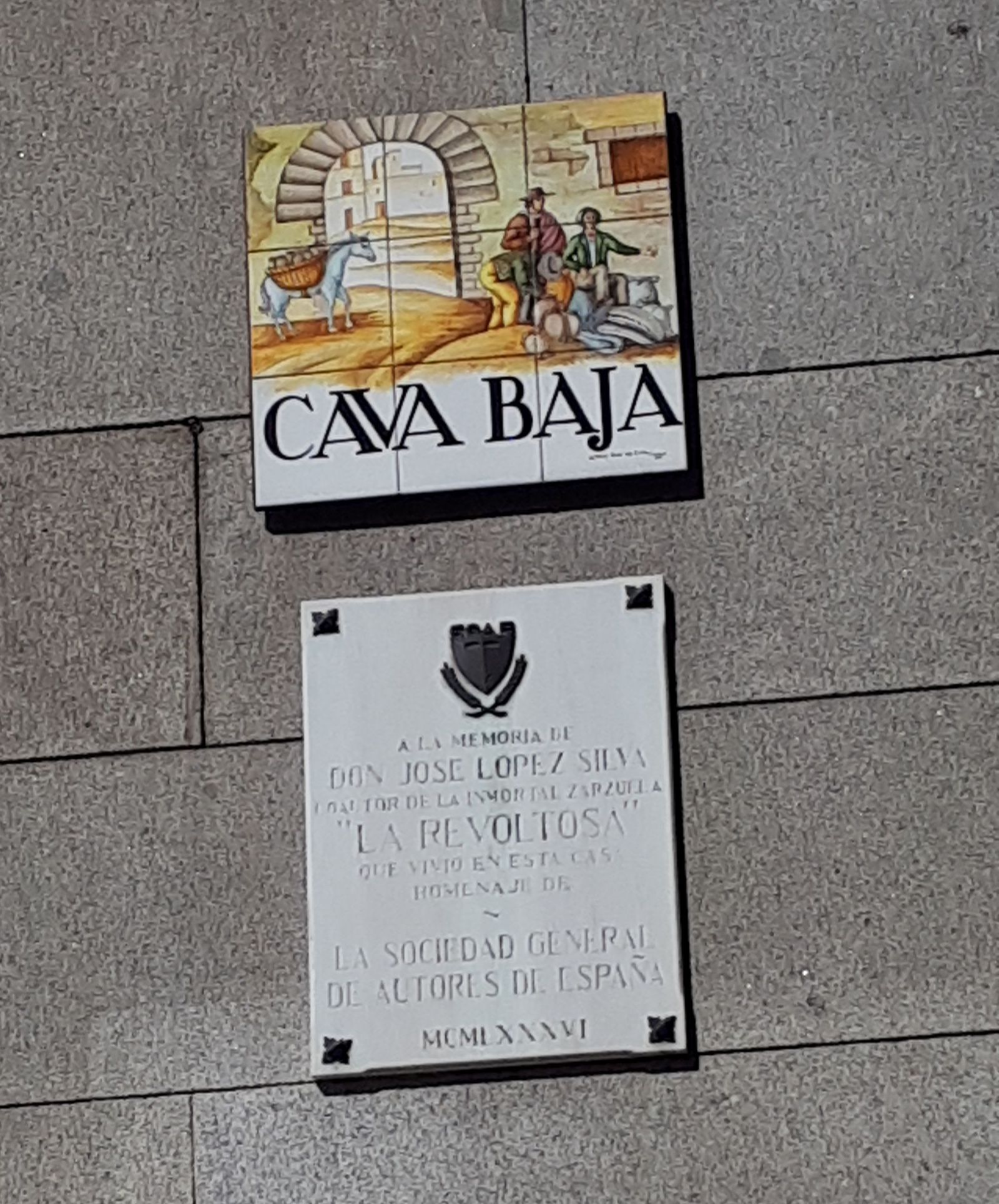 Placa homenaje al libretista de 'La Revoltosa', José López Silva, en la Cava Baja