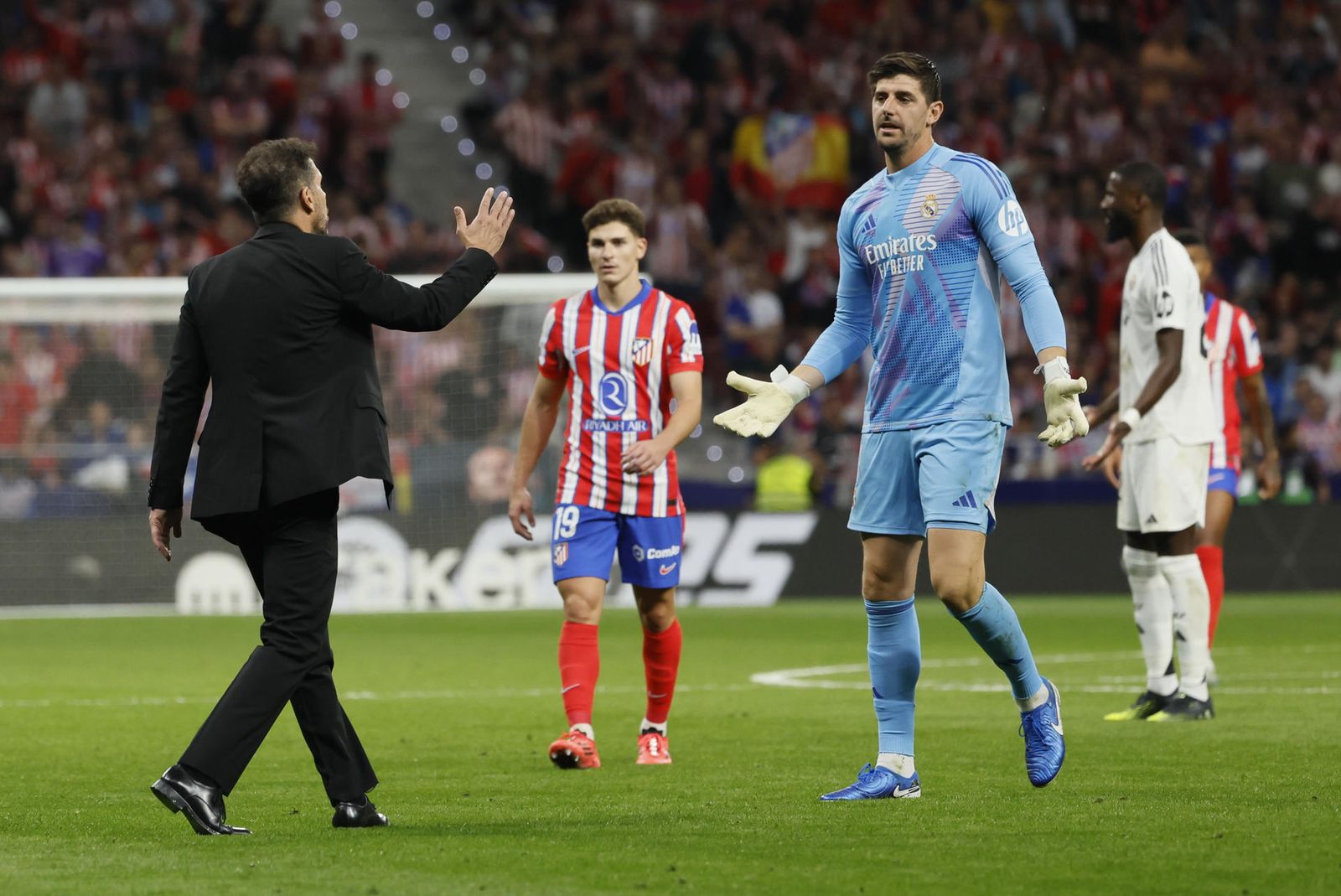 Simeone y Courtois se encaran tras la paralización del partido