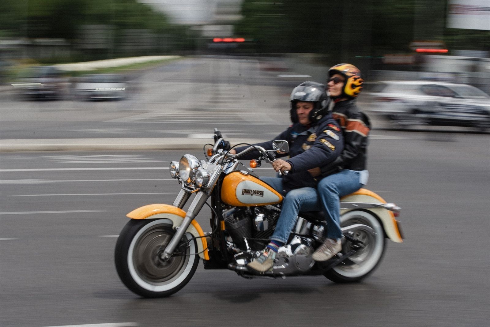 Dos moteros durante el desfile de Haley-Davidson en Madrid