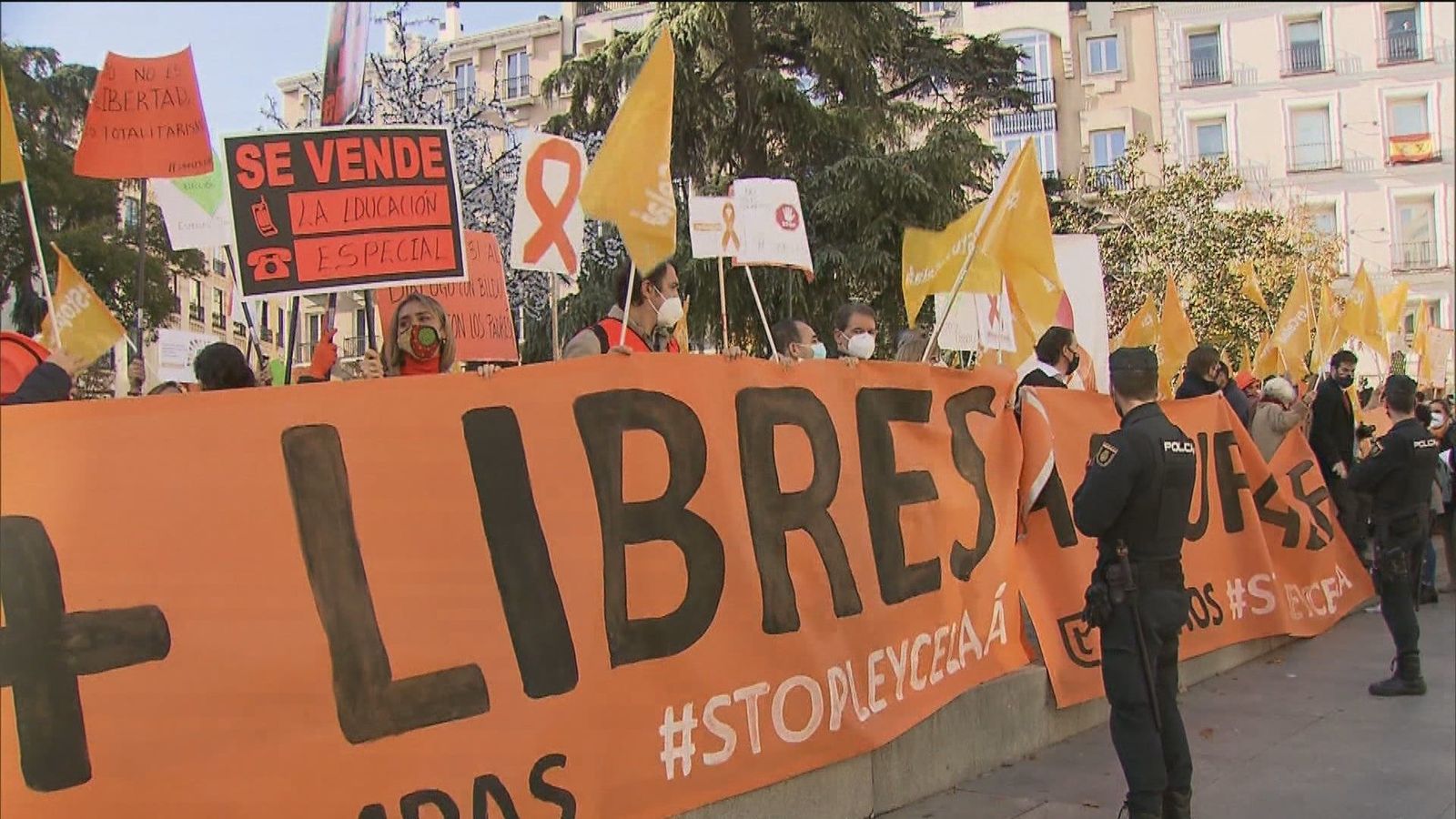 La escuela concertada protesta ante el Congreso por la aprobación de la Ley Celaá