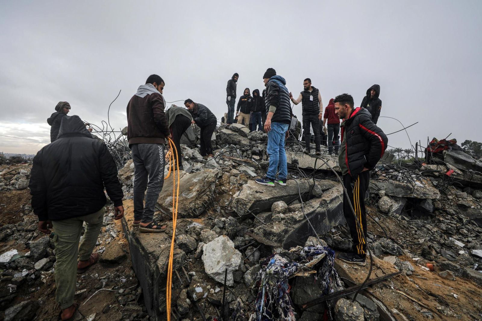 Búsqeda de supervivientes bajo los escombros de un edificio bombardeado en la Franja de Gaza