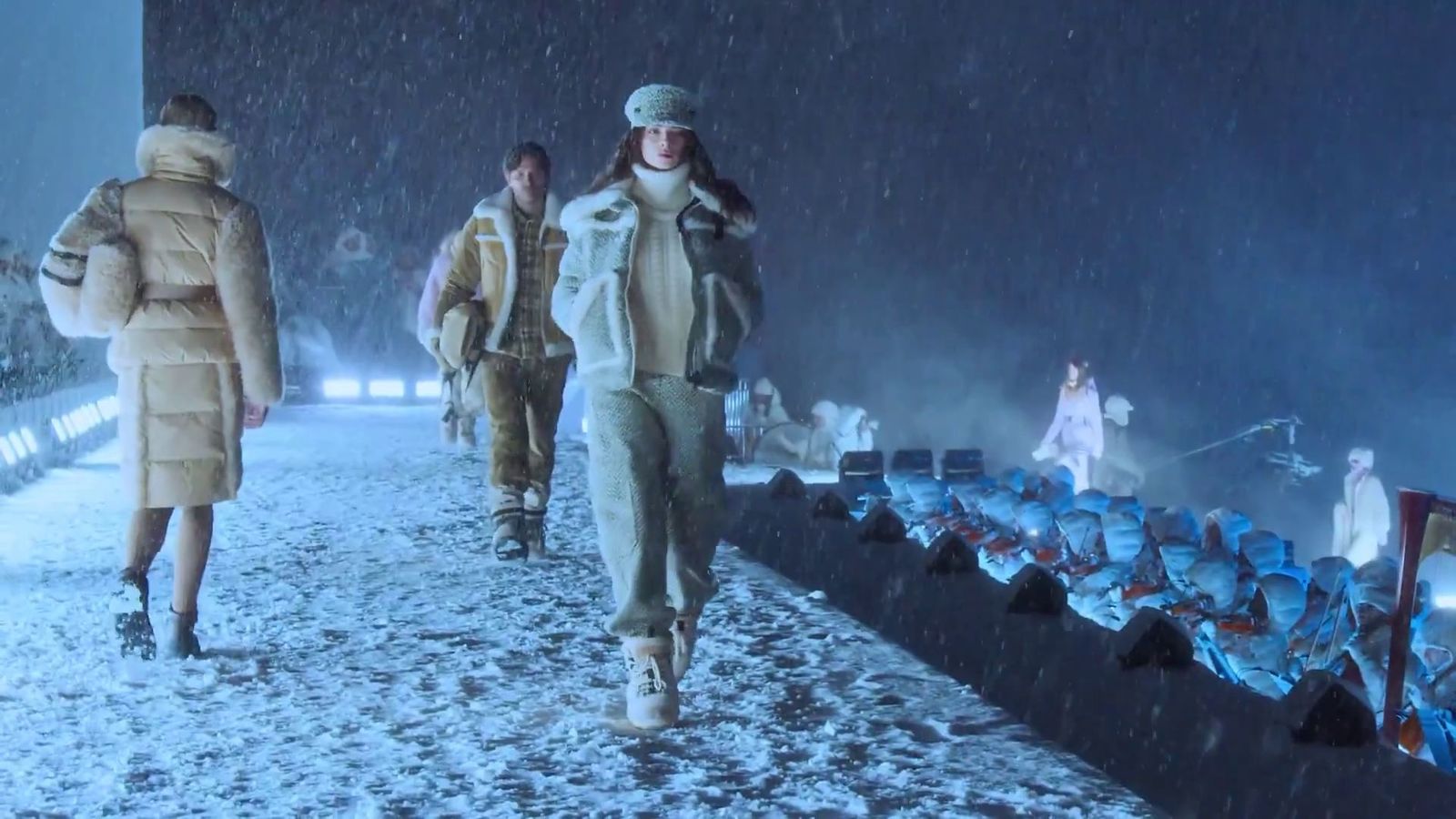 Un desfile entre la nieve de los Alpes, a 2.800 metros de altura y en uno de los aeropuertos más peligrosos del mundo