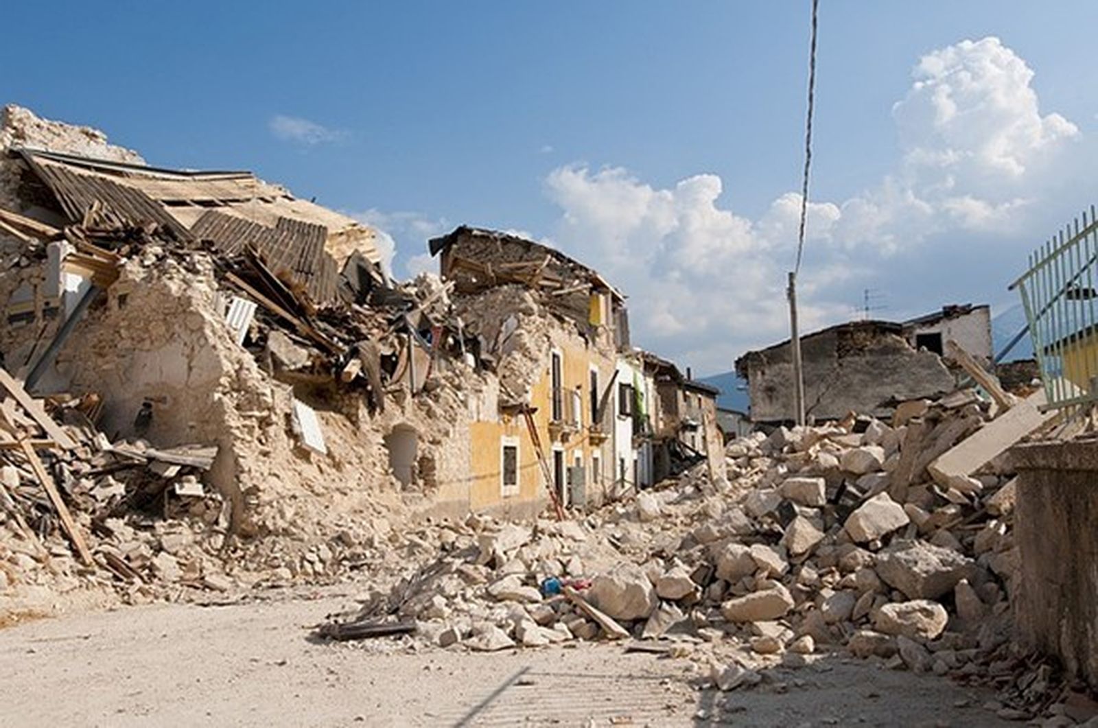 Efectos de un terremoto en una zona poblada