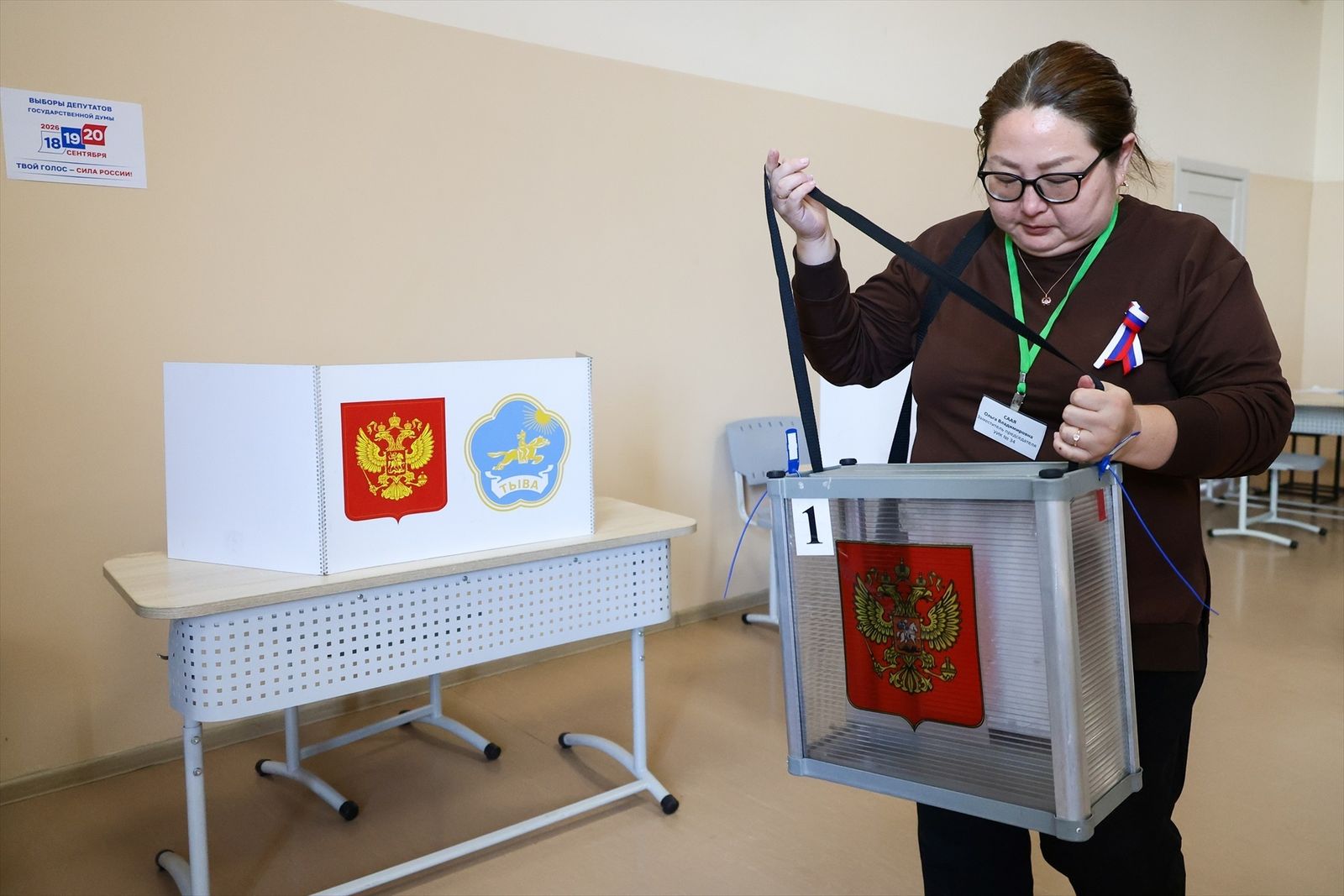 Mujer colocando una de las cajas para las votaciones