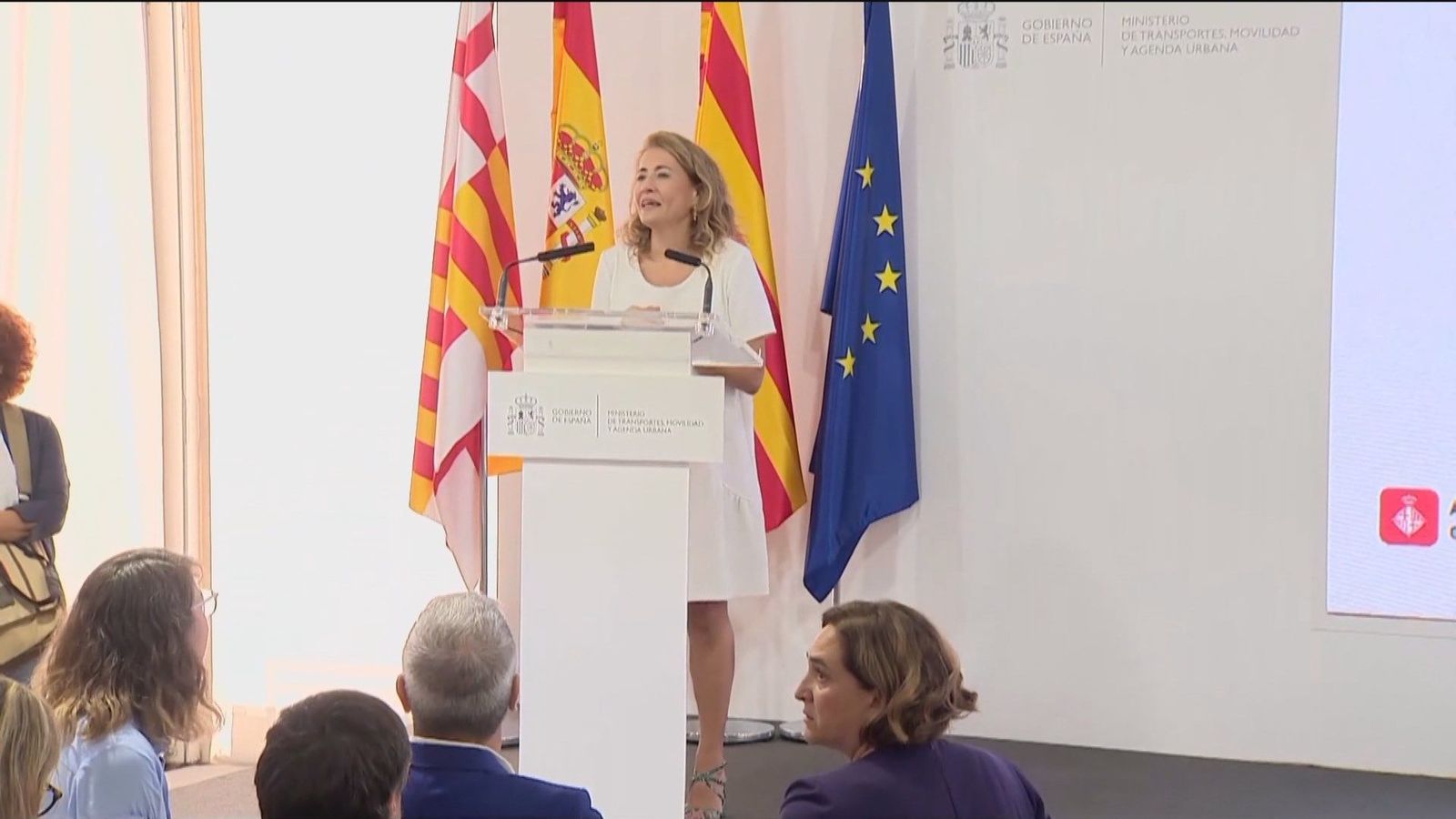 Activistas irrumpen en un acto de la ministra de transportes en la estación de Sants en Barcelona