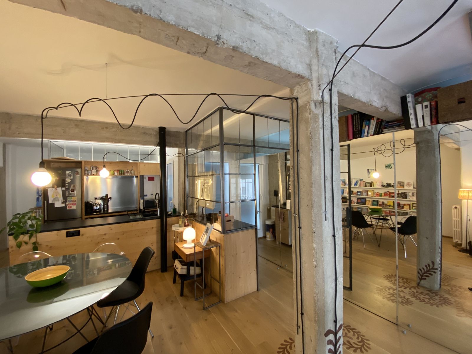 Esta vivienda tiene solo 50 metros cuadrados, pero está repleta de 'efectos ópticos' que engañan al ojo.
