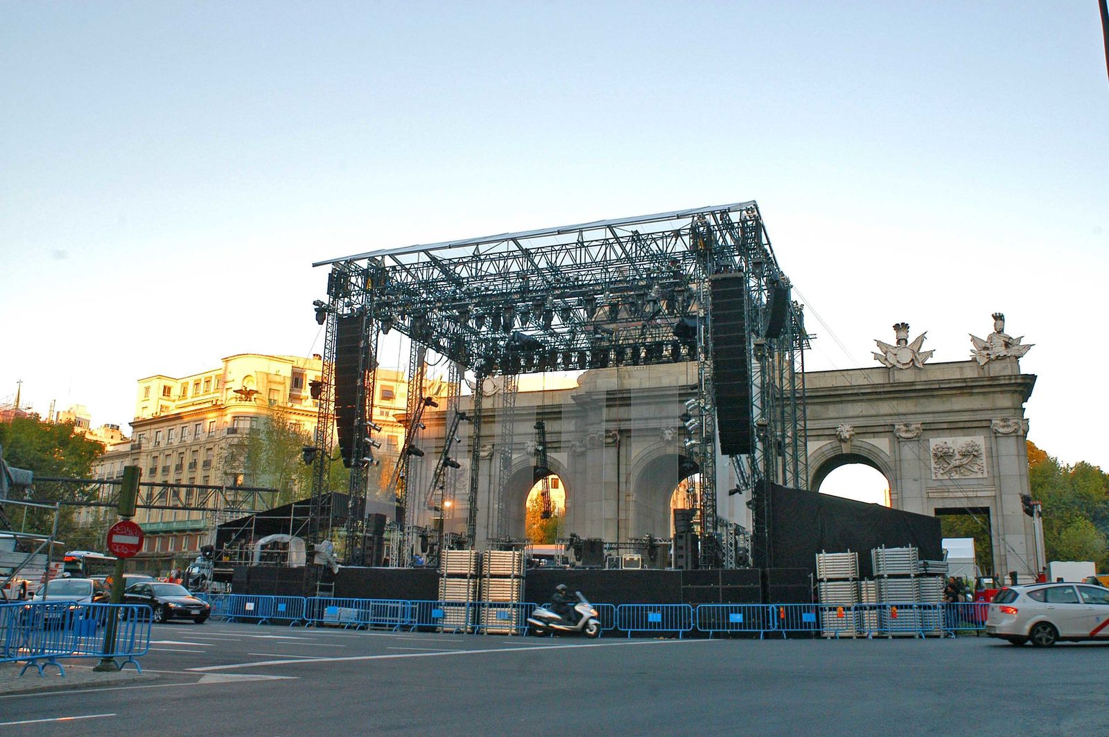 Montaje de un escenario en la Puerta de Alcalá