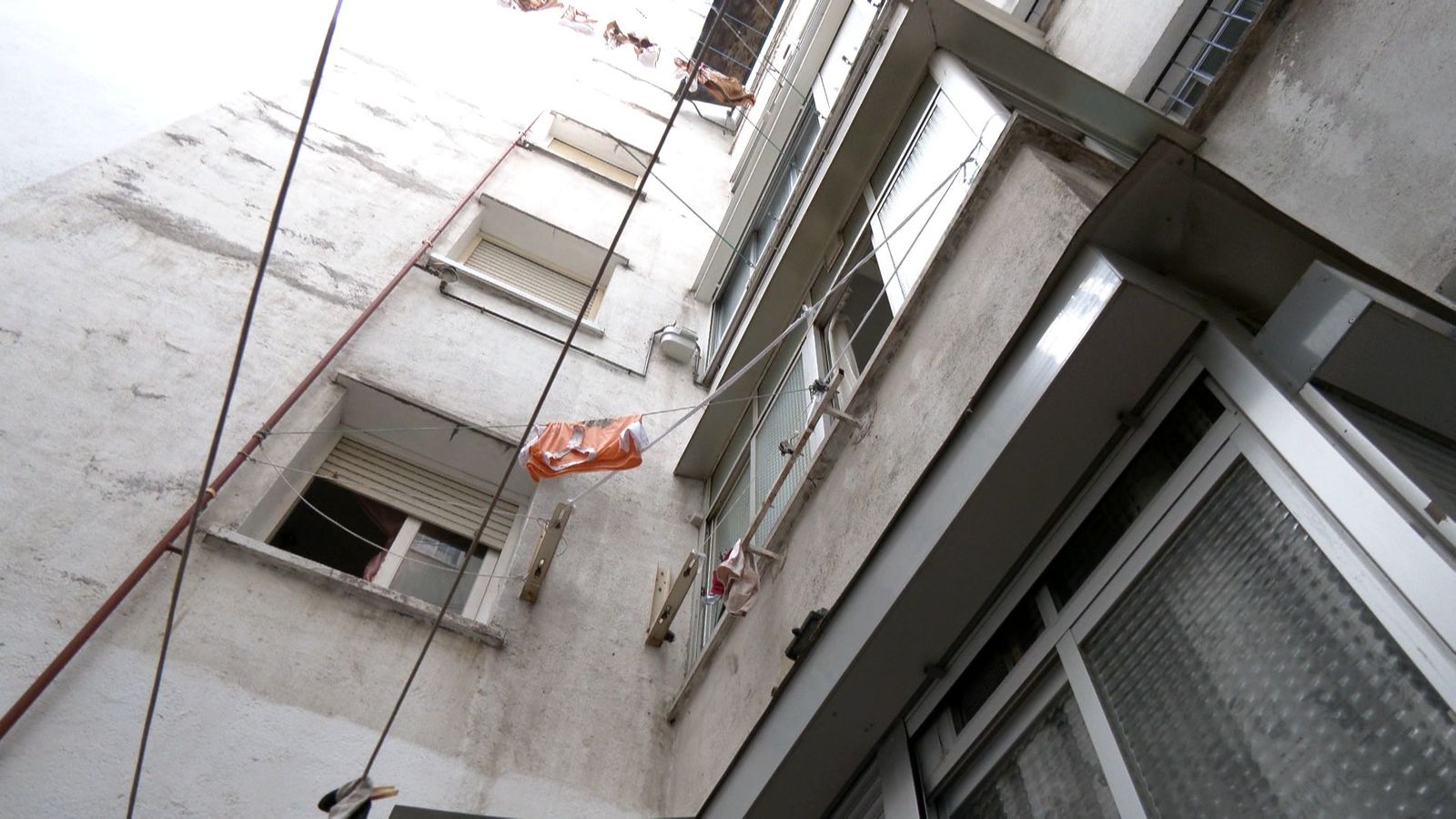 Una vecina de 87 años sufre humedades por culpa de sus vecinos okupas en Alcalá de Henares