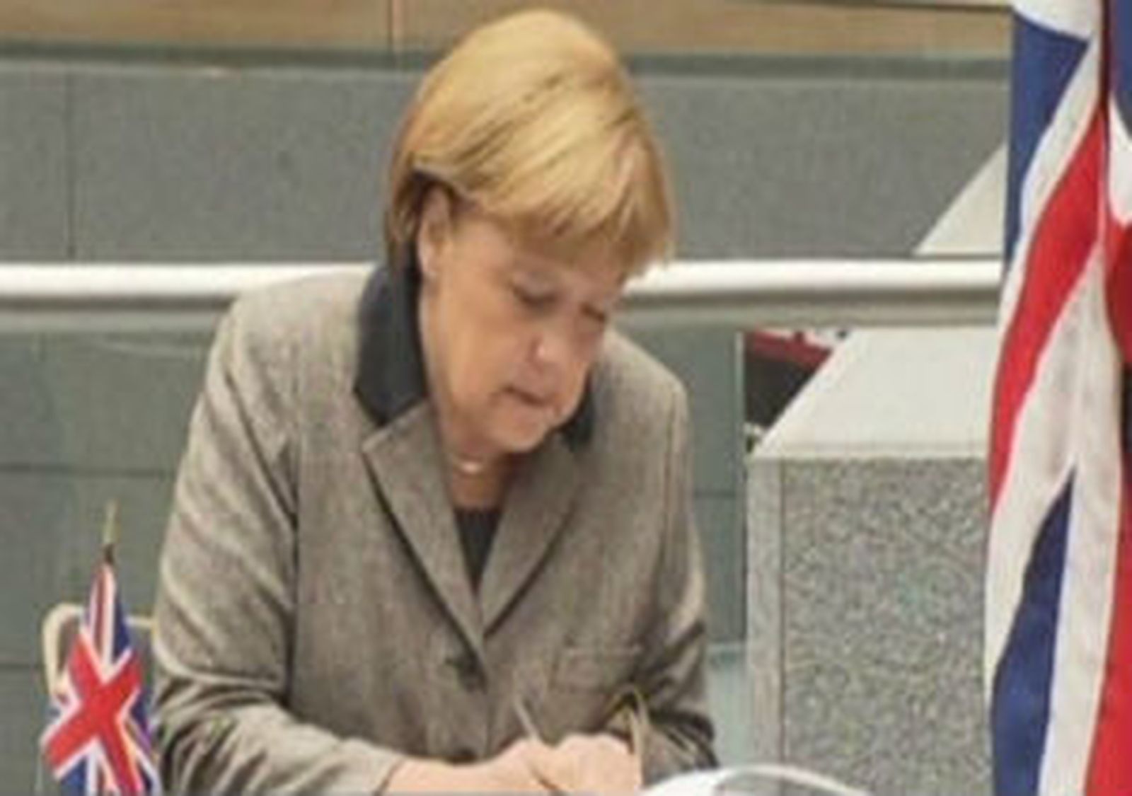 Merkel firma en el libro de condolencias de Tatcher