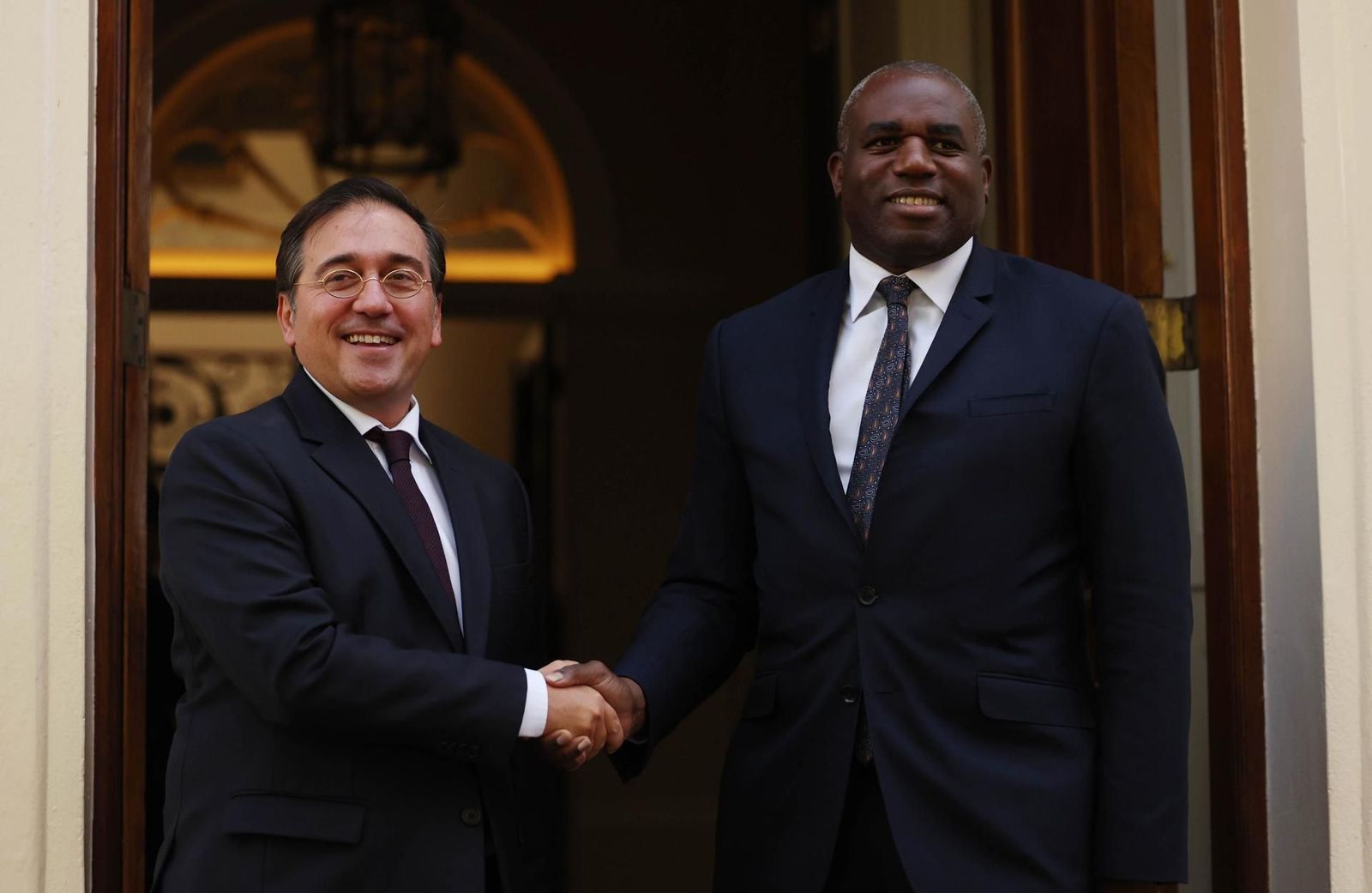 Albares se reúne con su homólogo británico para intentar avanzar en las negociaciones sobre Gibraltar