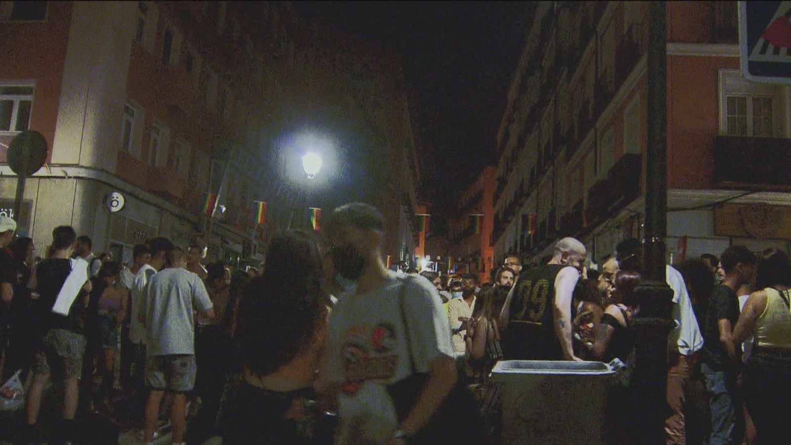 Otra noche de descontrol en las calles de Chueca en las fiestas del Orgullo