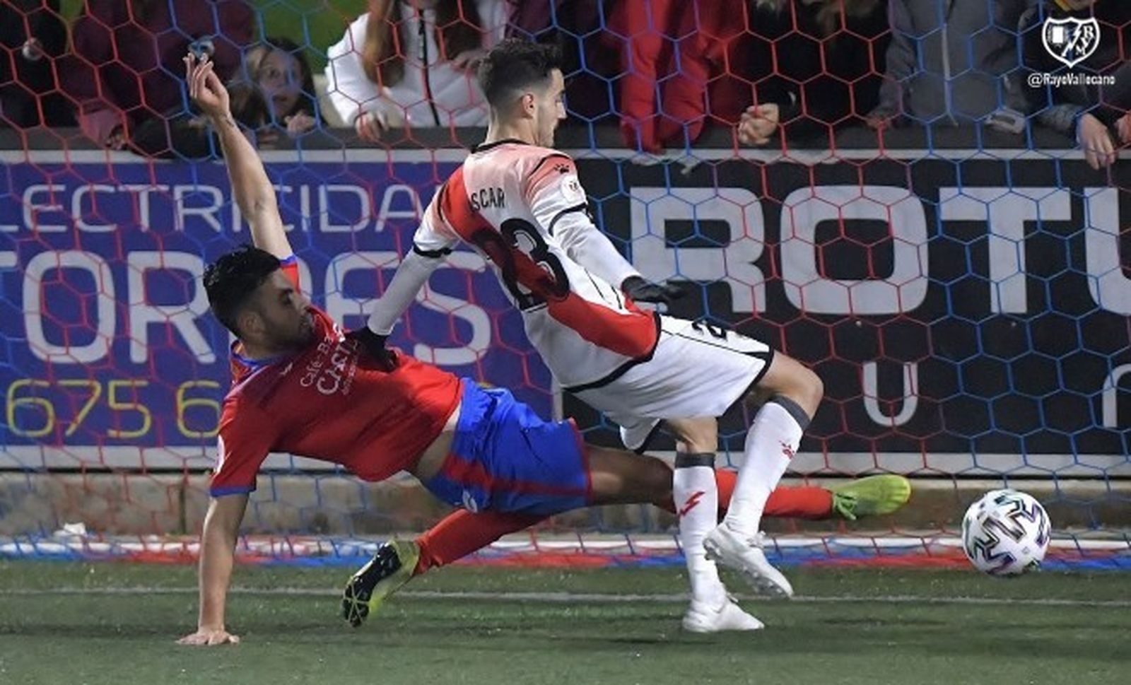 Óscar Valentín anota el único tanto del partido