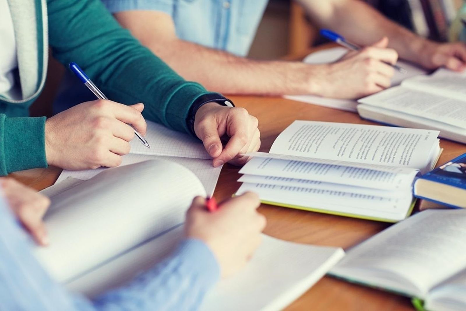 Estudiantes estudiando