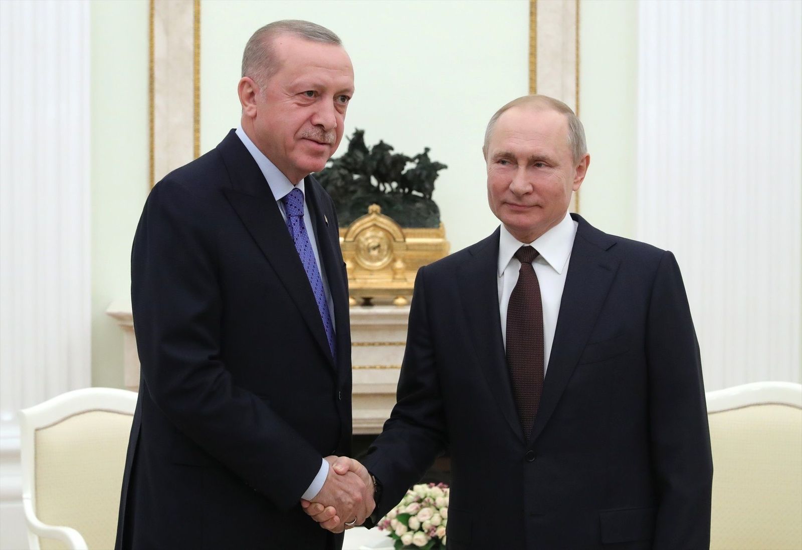 Erdogan pide a Putin renovar el acuerdo del grano y no aumentar la tensión del conflicto
