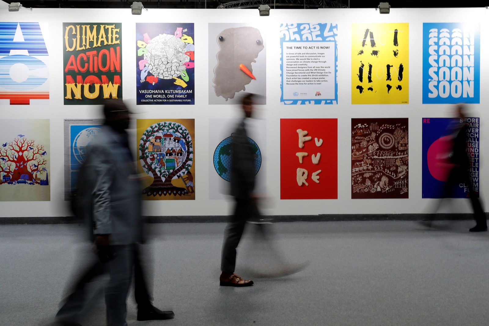 Numerosos carteles decoran Ifema durante la COP25