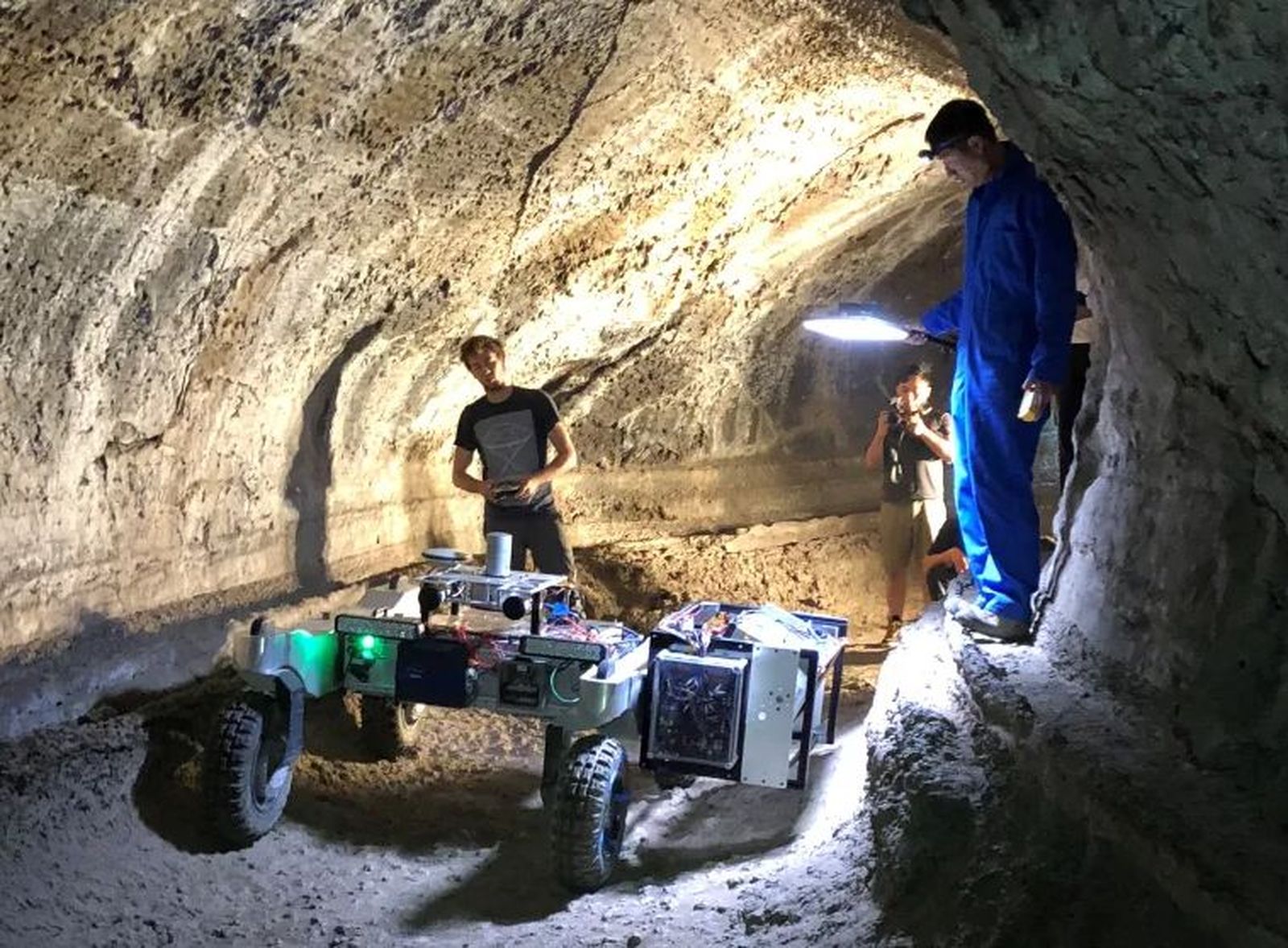 Ensayos de un vehículo de exploración de cuevas lunares