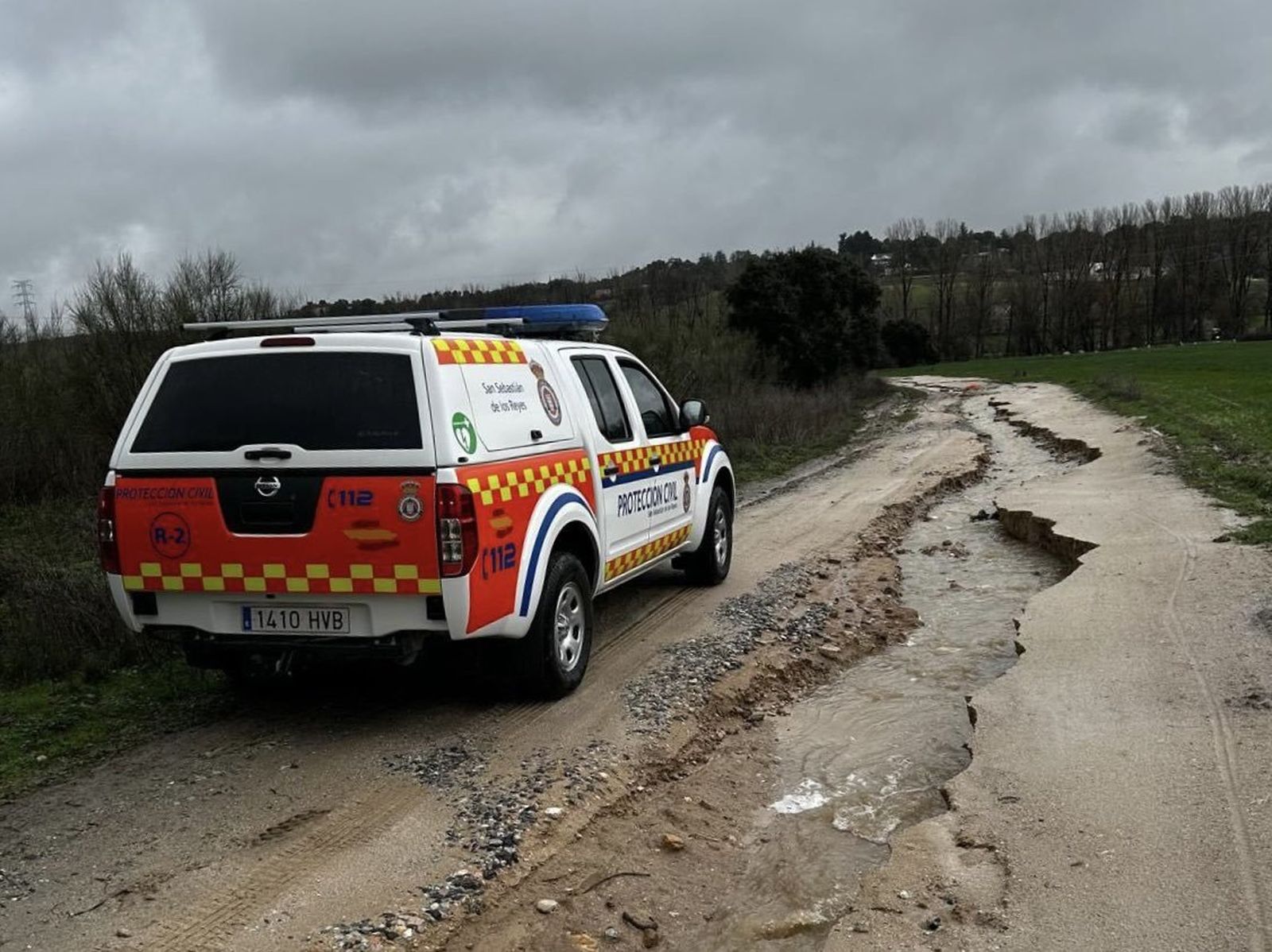 Equipo de Protección Civil de San Sebastián de los Reyes en uno de los caminos afectados por las lluvias