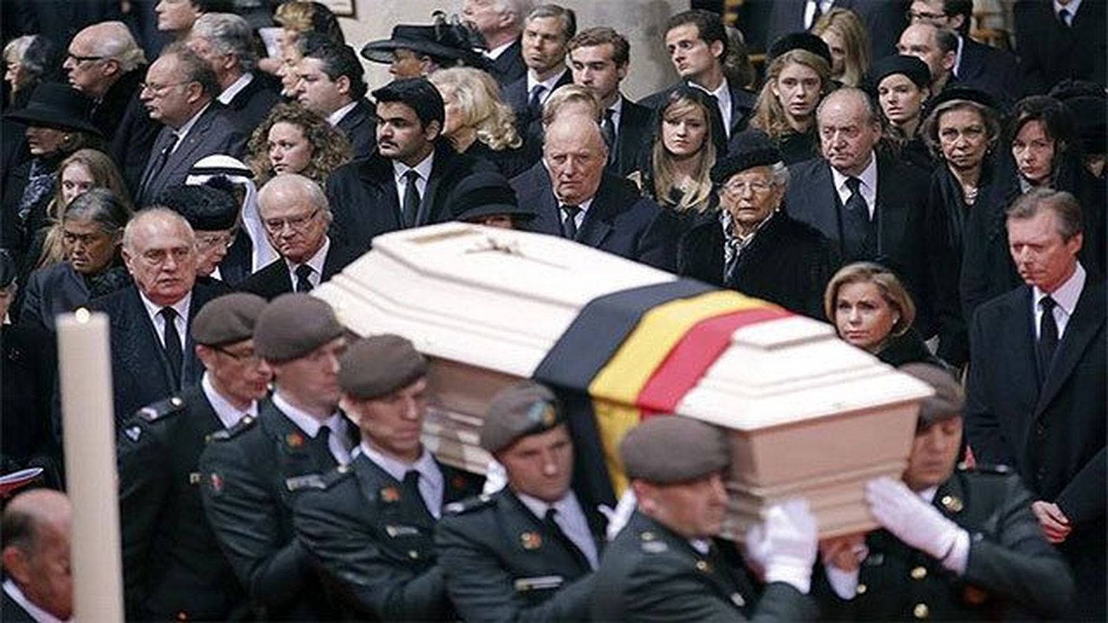 Don Juan Carlos y doña Sofía asisten en Bruselas al funeral de la reina Fabiola