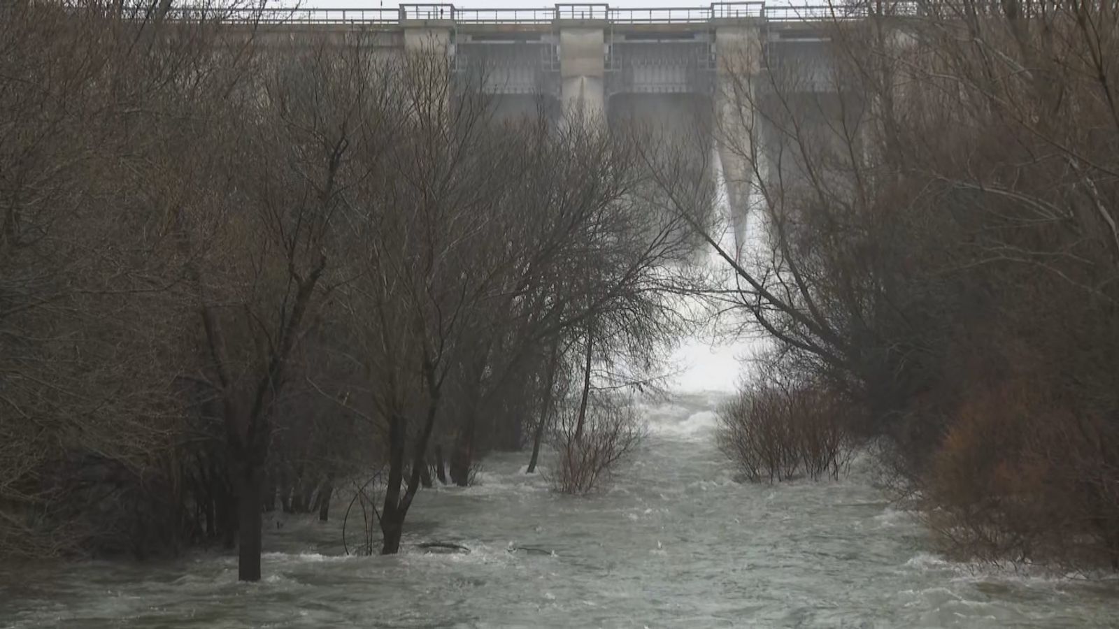 Un embalse madrileño libera agua