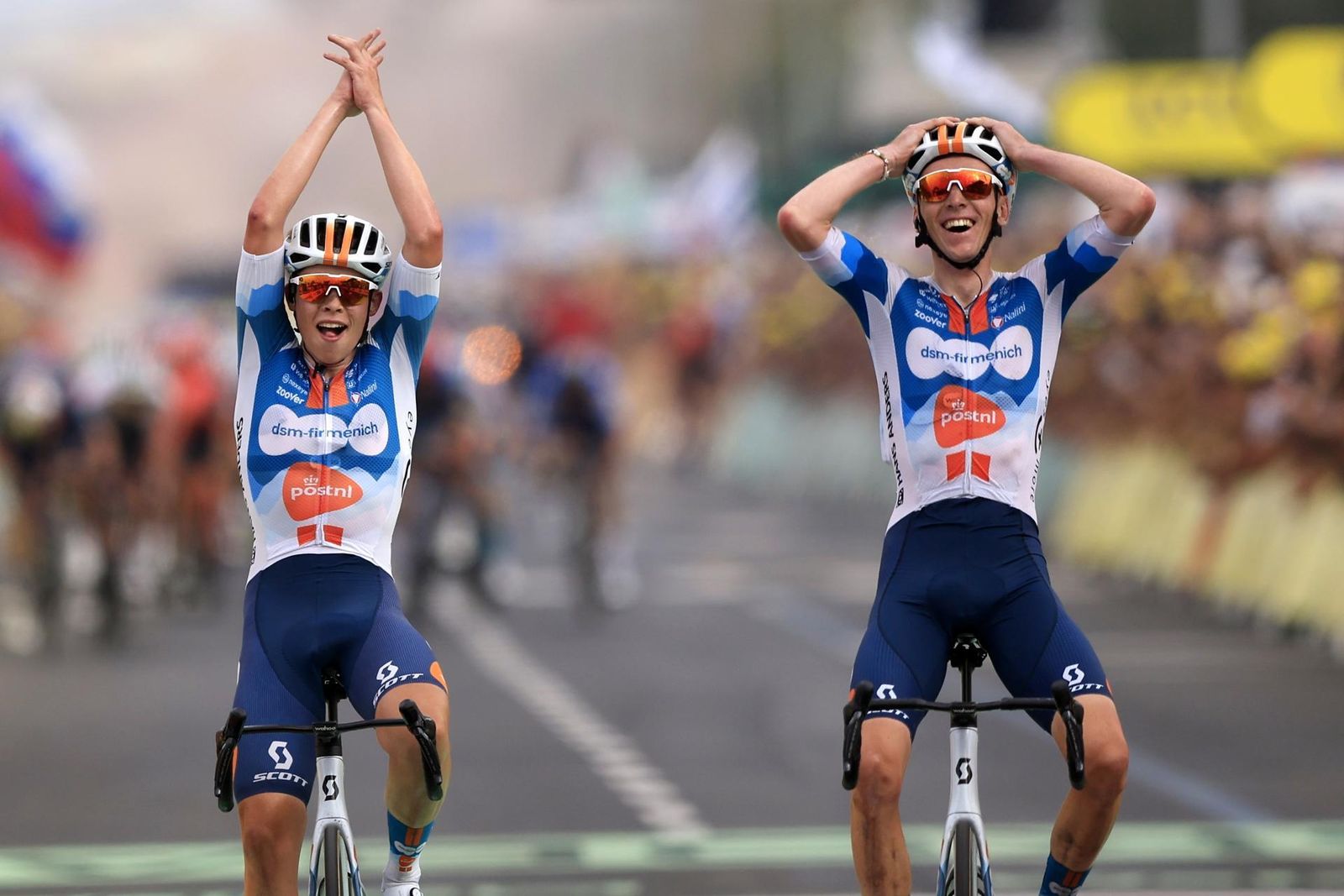 Romain Bardet (derecha) cruza la meta junto a su compañero Van den Broek