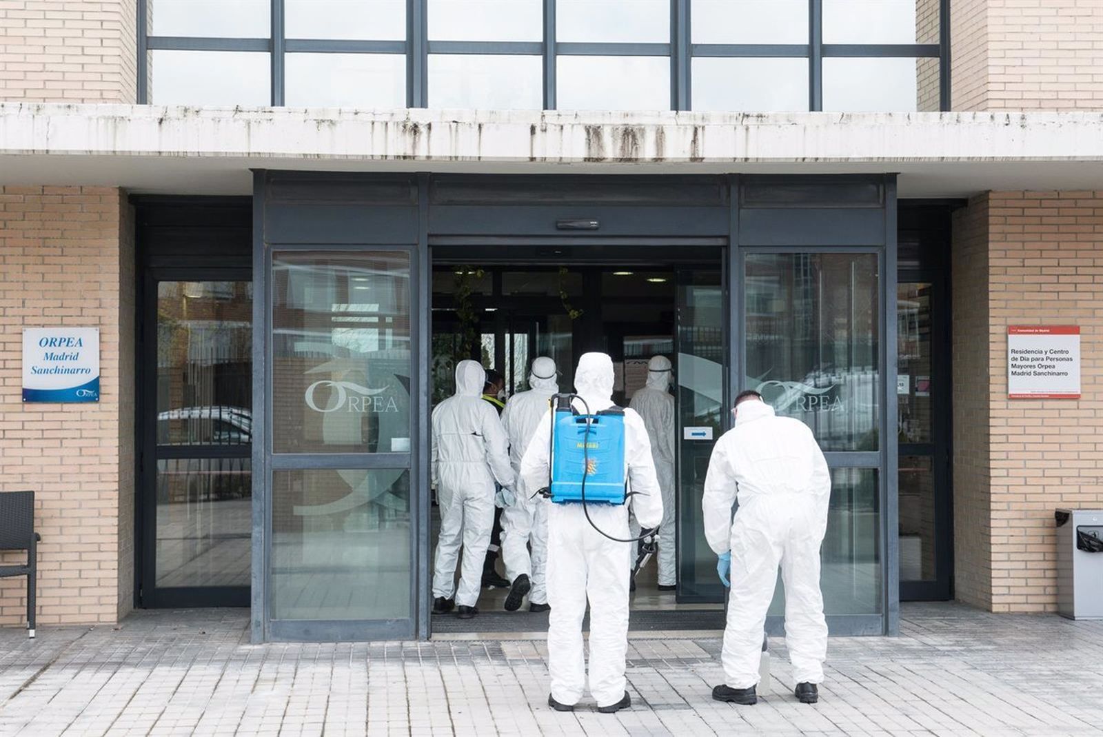 Efectivos de la UME desinfectan una residencia en Madrid durante la primera ola de la pandemia