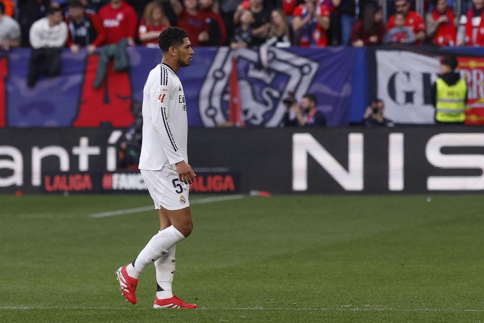 Jude Bellingham abandona el terreno de juego expulsado con roja directa en Pamplona