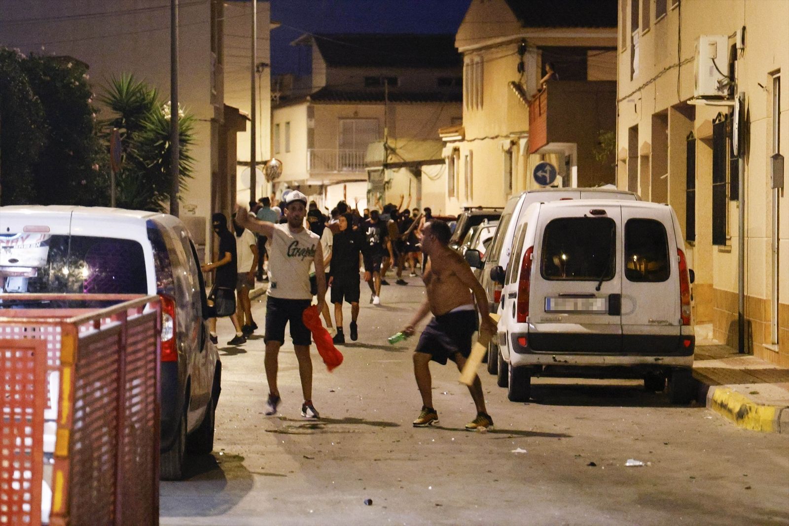 Varias personas durante los altercados en Torre Pacheco