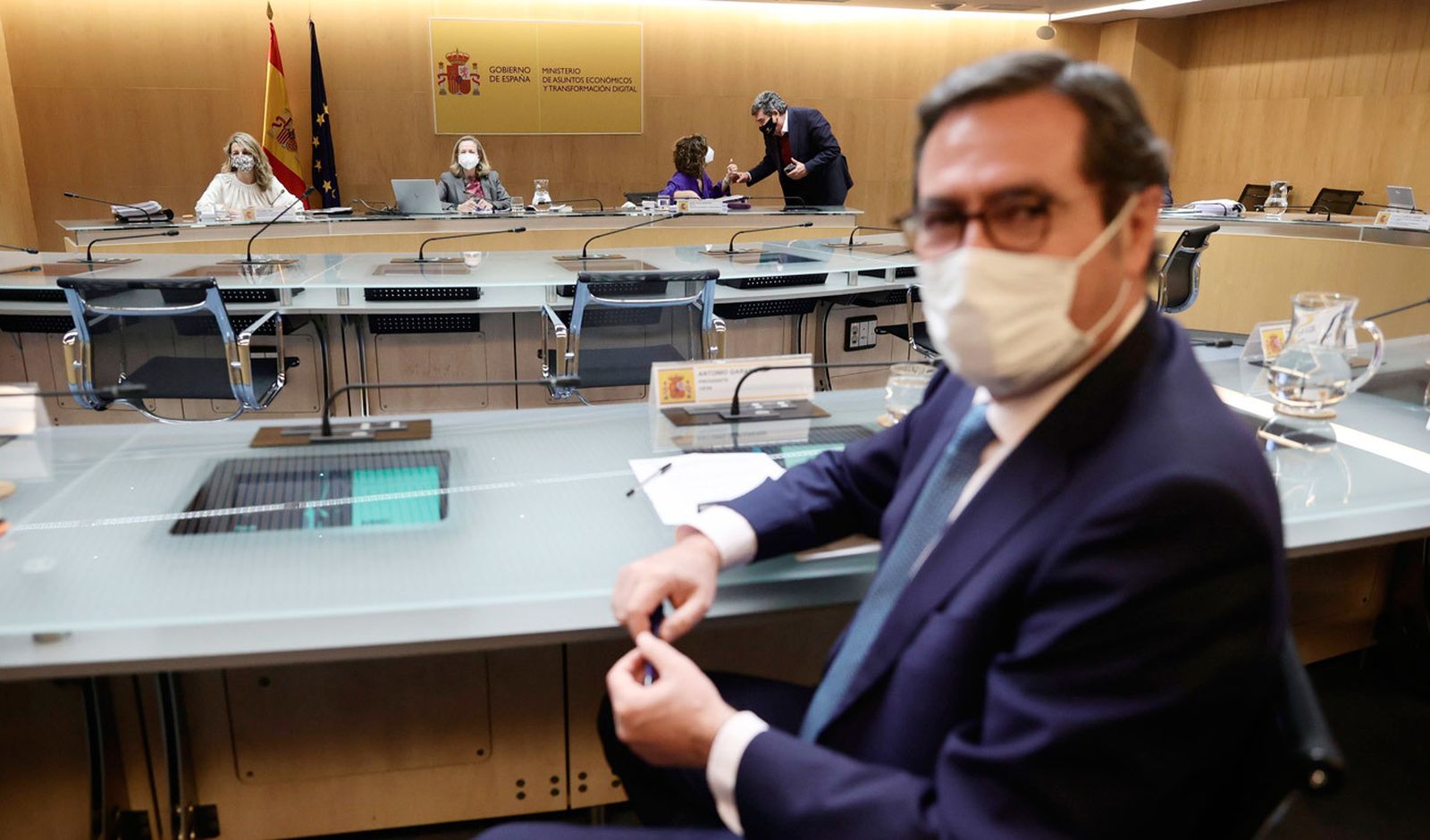 El presidente de la CEOE, Antonio Garamendi, junto a la ministra de Trabajo, Yolanda Díaz; la vicepresidenta primera del Gobierno, Nadia Calviño; y la ministra de Hacienda, María Jesús Montero, en una reunión con los agentes sociales, en la sede del Ministerio