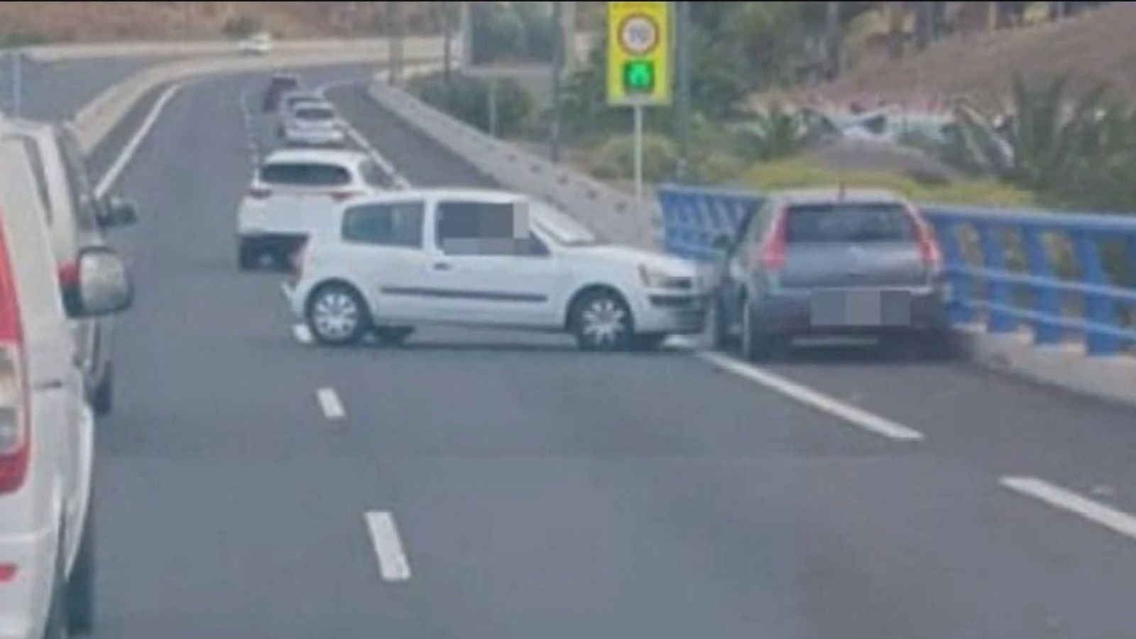 Una mujer persigue a un conductor para reprocharle su comportamiento y acaban chocando