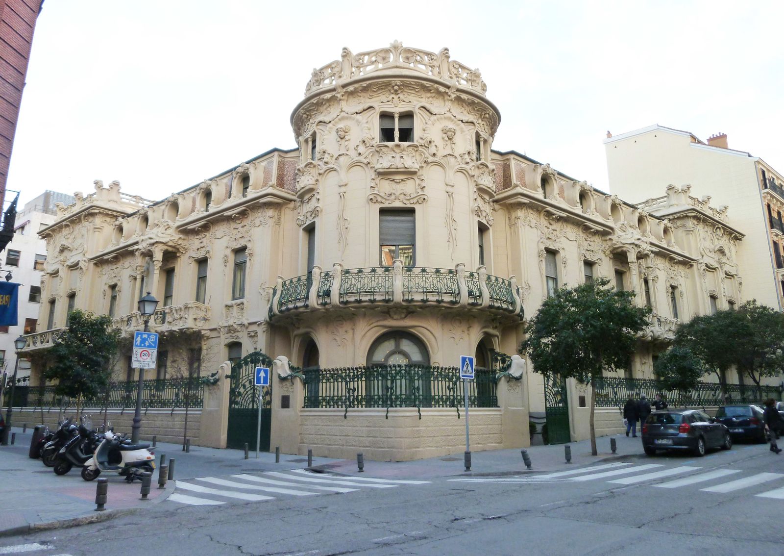 Lo llevó a cabo el arquitecto catalán José Grases Riera.