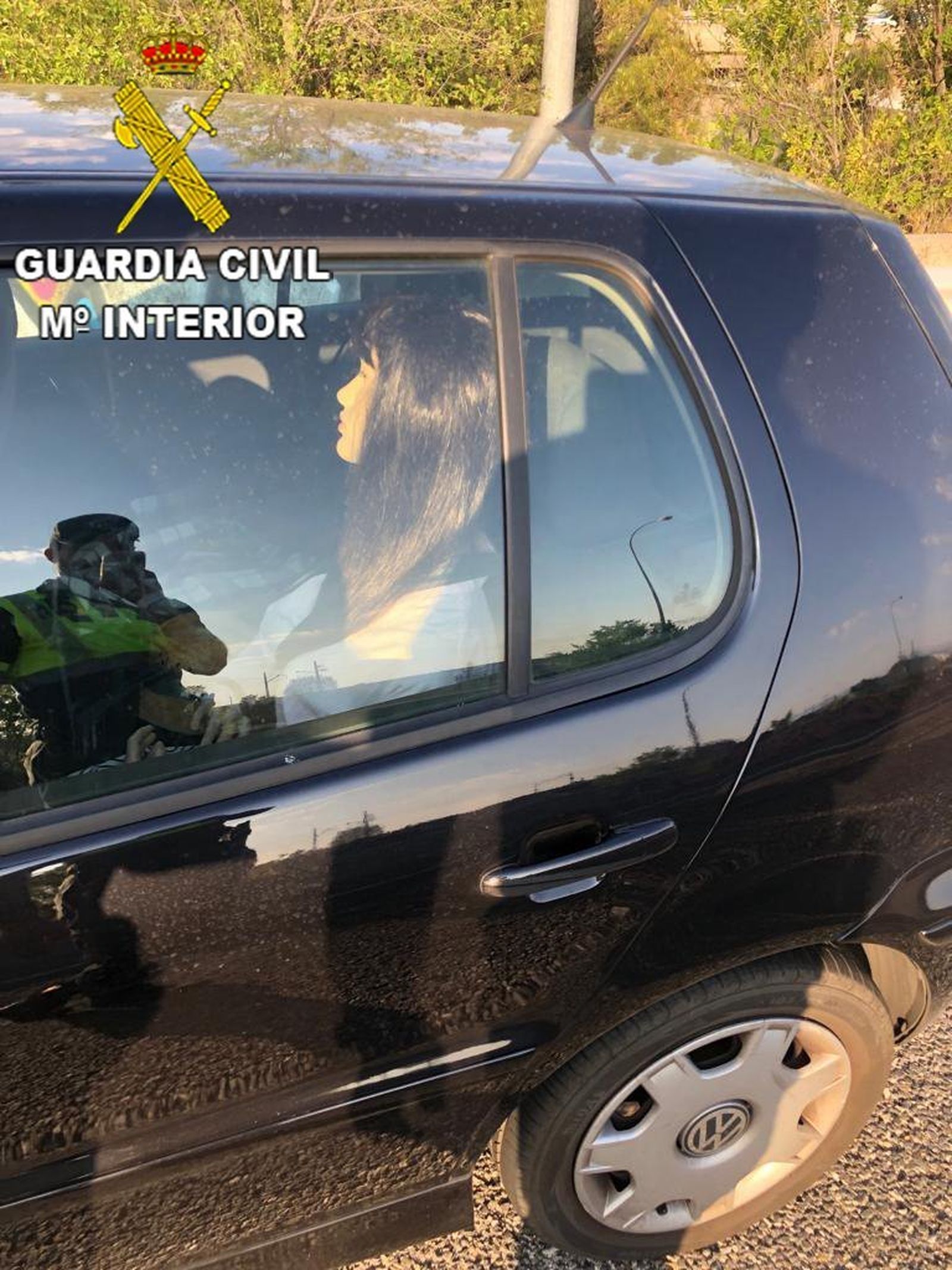 Un maniquí en el asiento trasero para colarse en el Bus Vao