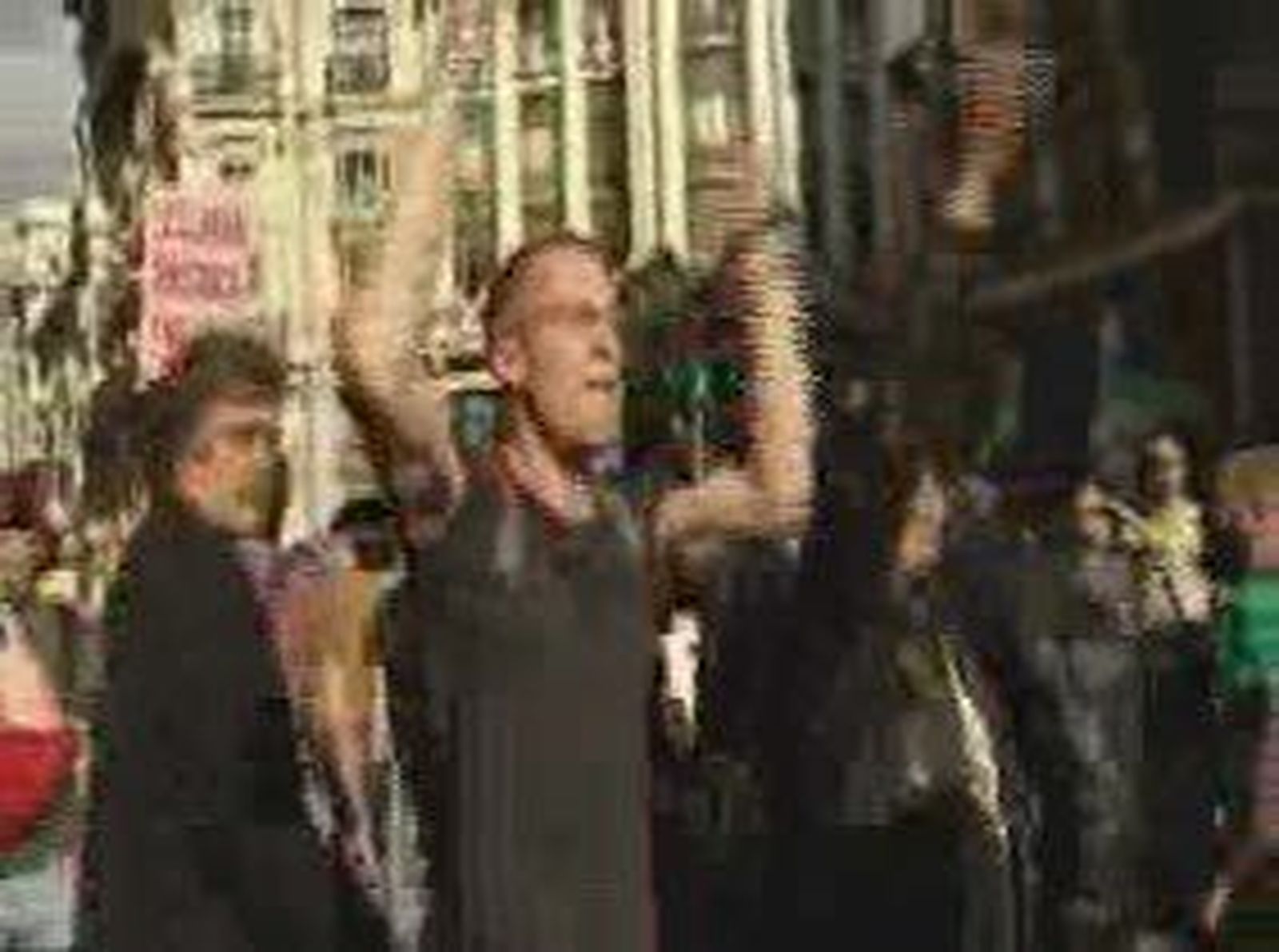 Un millar de "indignados" protestan frente al Congreso en contra de las reformas laborales