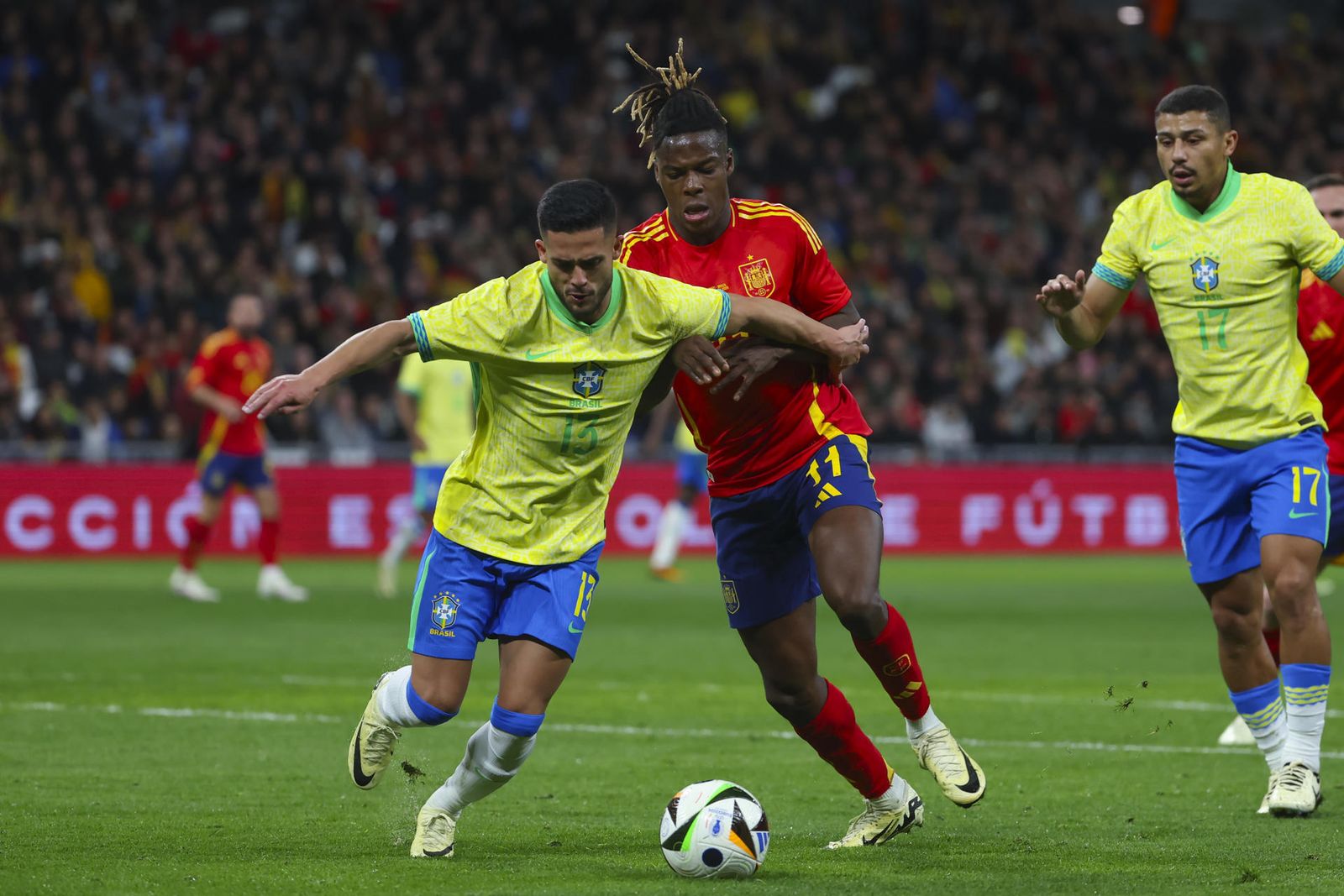Yan Couto y Nico Williams pelean un balón en el amistoso entre España y Brasil