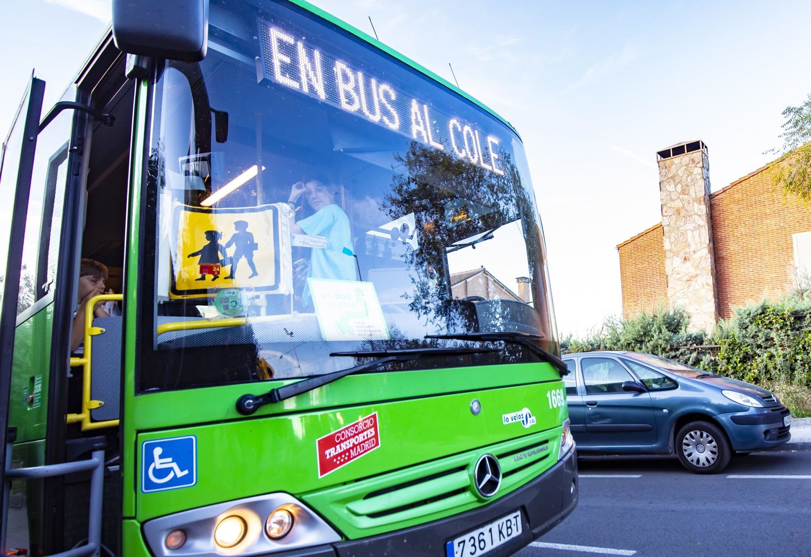 Vehículo del programa de transporte escolar gratuito de Rivas