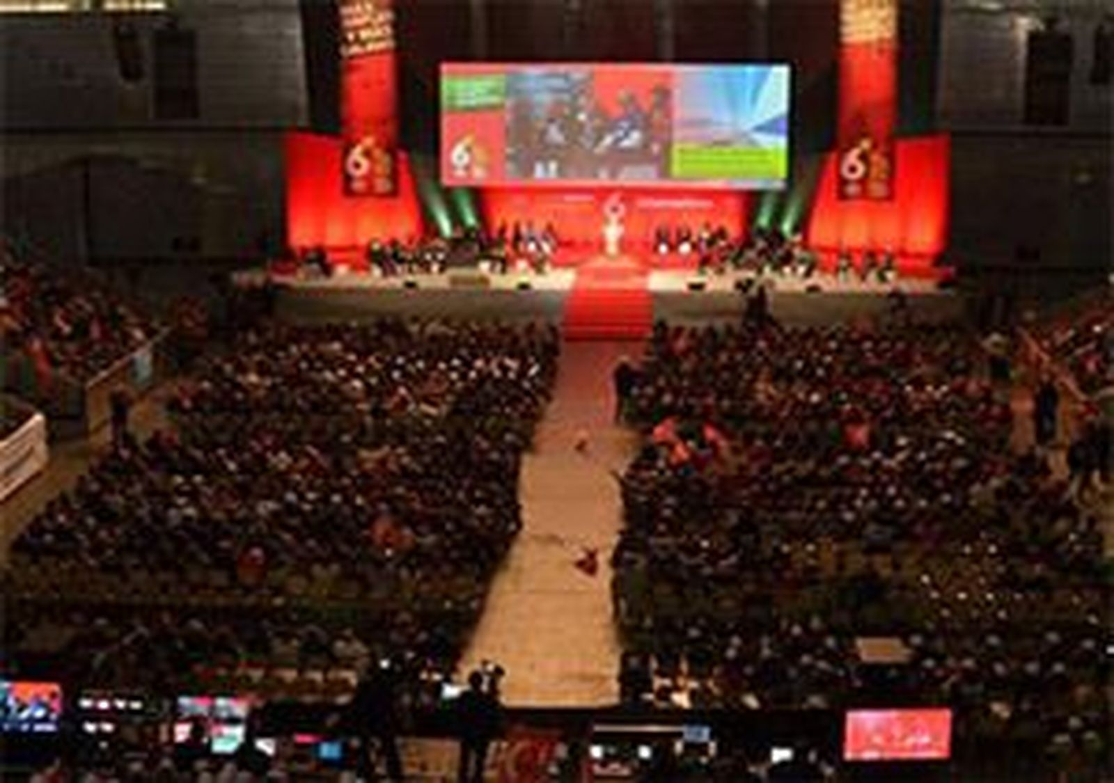 UGT recibe a Carme Chacón al grito de "presidenta"