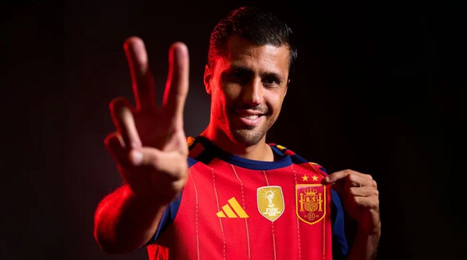 España estrena camiseta con las dos estrellas