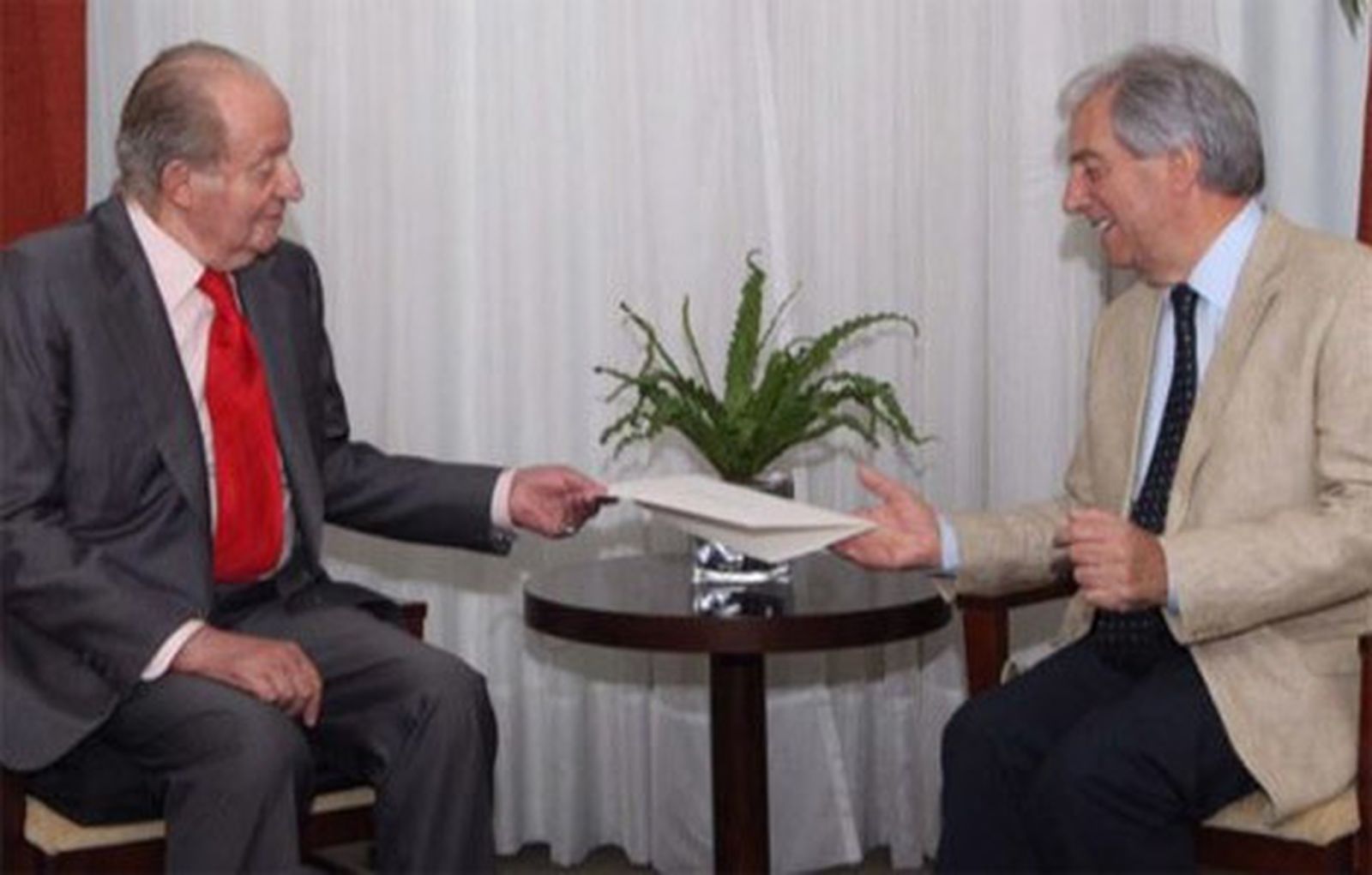 Rey Juan Carlos recibido por Tabarez