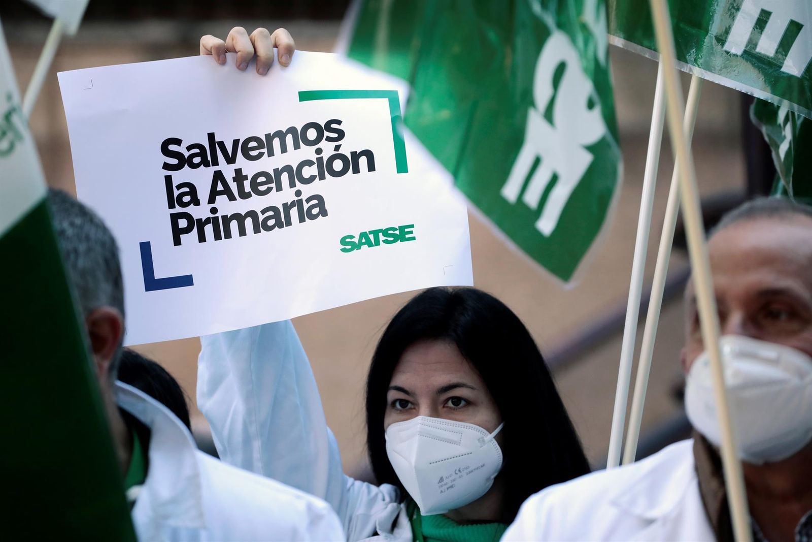 Enfermeras, enfermeros y fisioterapeutas se concentran en los centros de salud, convocados por el Sindicato de Enfermería (Satse)