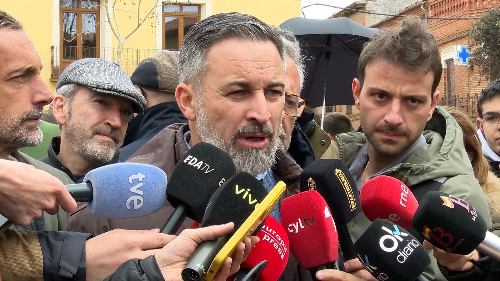Santiago Abascal atiende a los periodistas