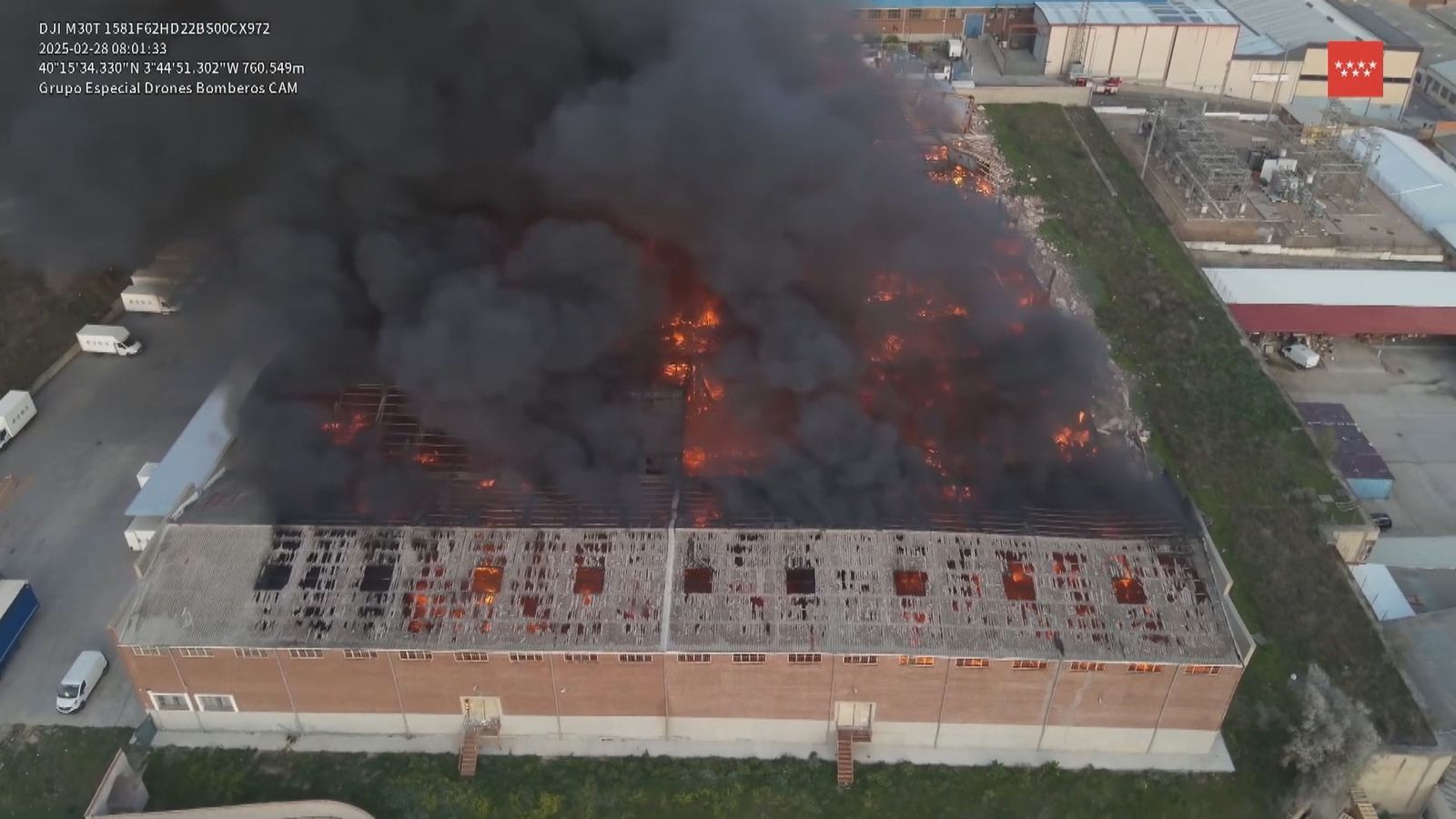 El fuego destruye una nave industrial de material textil en el polígono Cobo Calleja