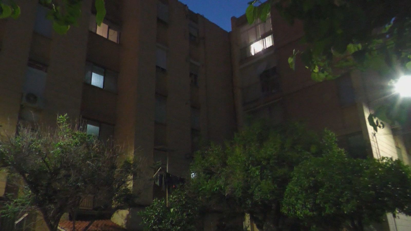 Se atrinchera en casa tras lanzar por la ventana a su mujer y retener al hijo de ambos