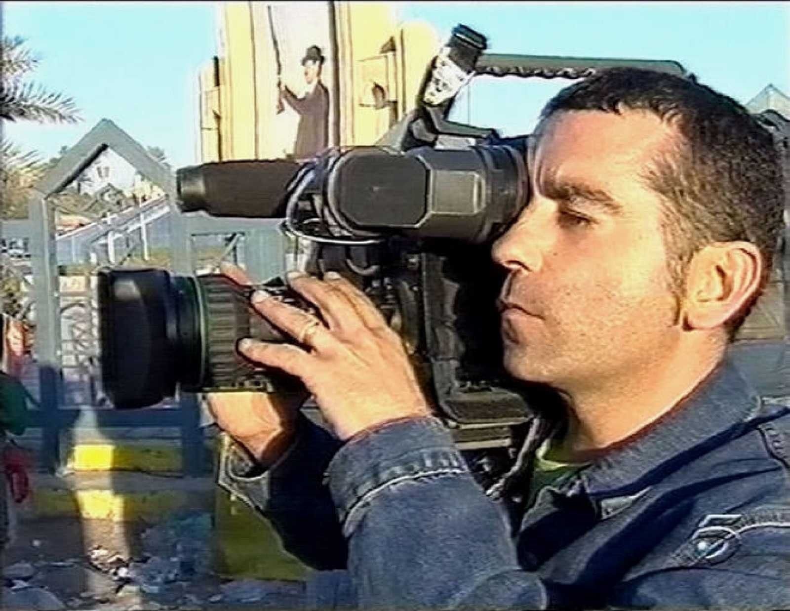 El reportero gráfico español José Couso durante su cobertura de la invasión de Irak