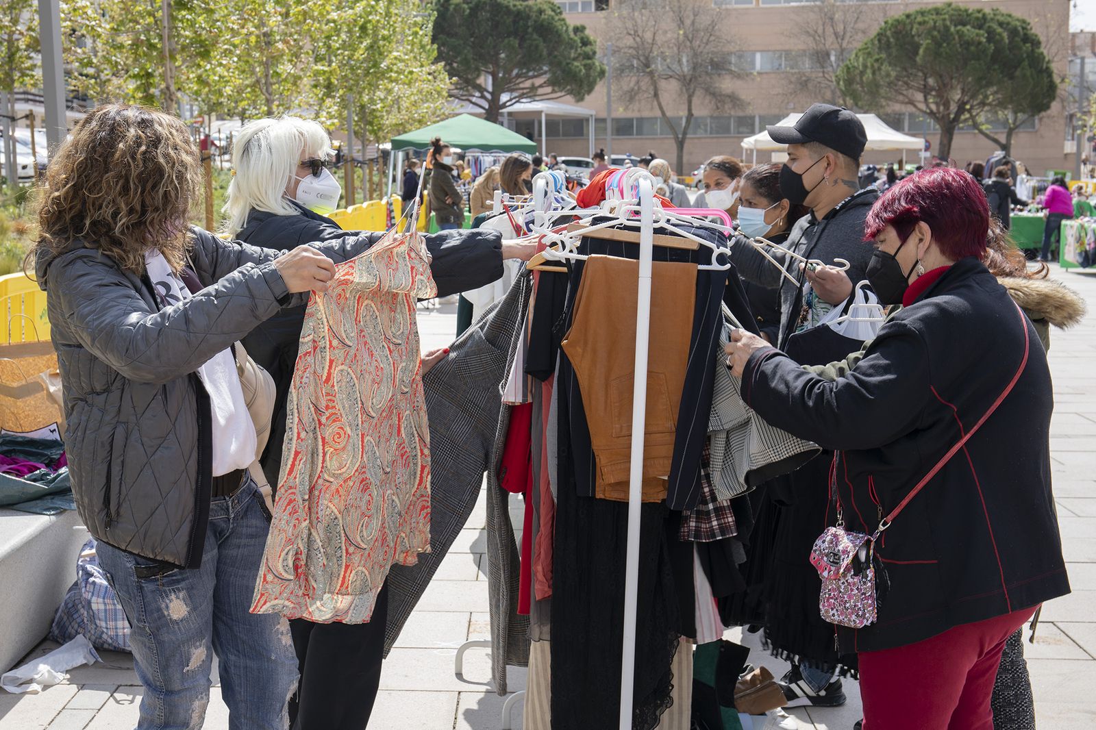 Varias personas visitan puestos en el Rastro Gigante de la Sierra, en Collado Villalba, en la plaza de los Belgas, en 2021