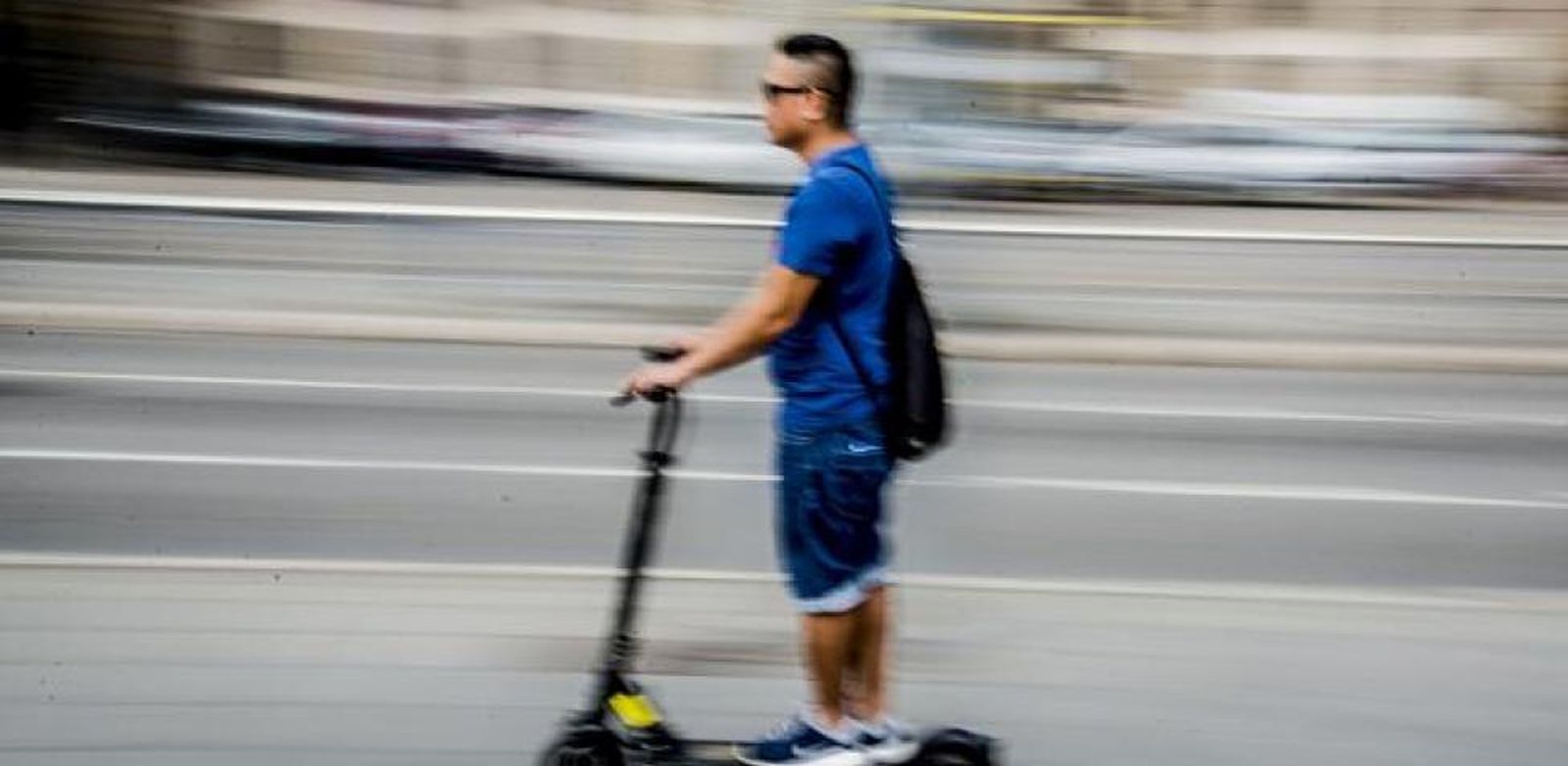 Un joven en un patinete