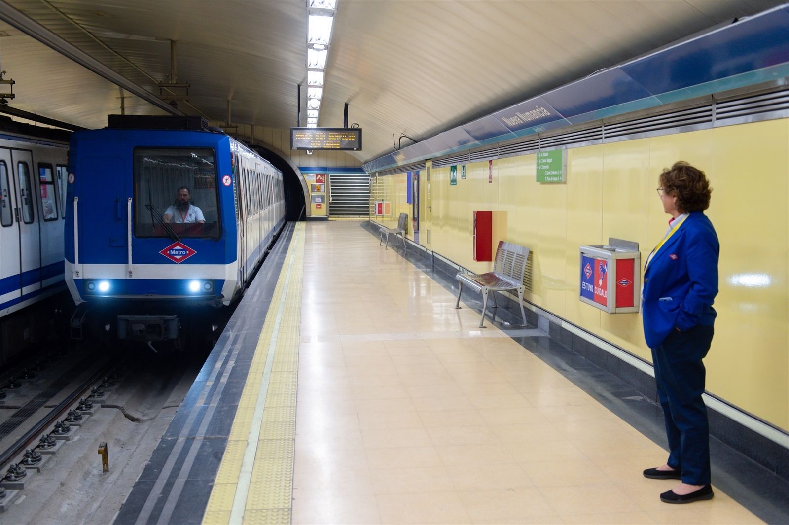 Una trabajadora de Metro de Madrid mientras llega un tren en la estación de Metro de Nueva Numancia, a 27 de septiembre de 2023, en Madrid (España).
