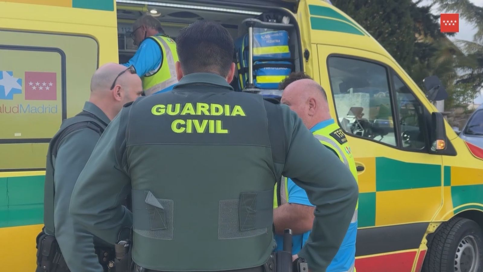 Efectivos de SUMMA 112 atendiendo al hombre apuñalado en Collado Villalba