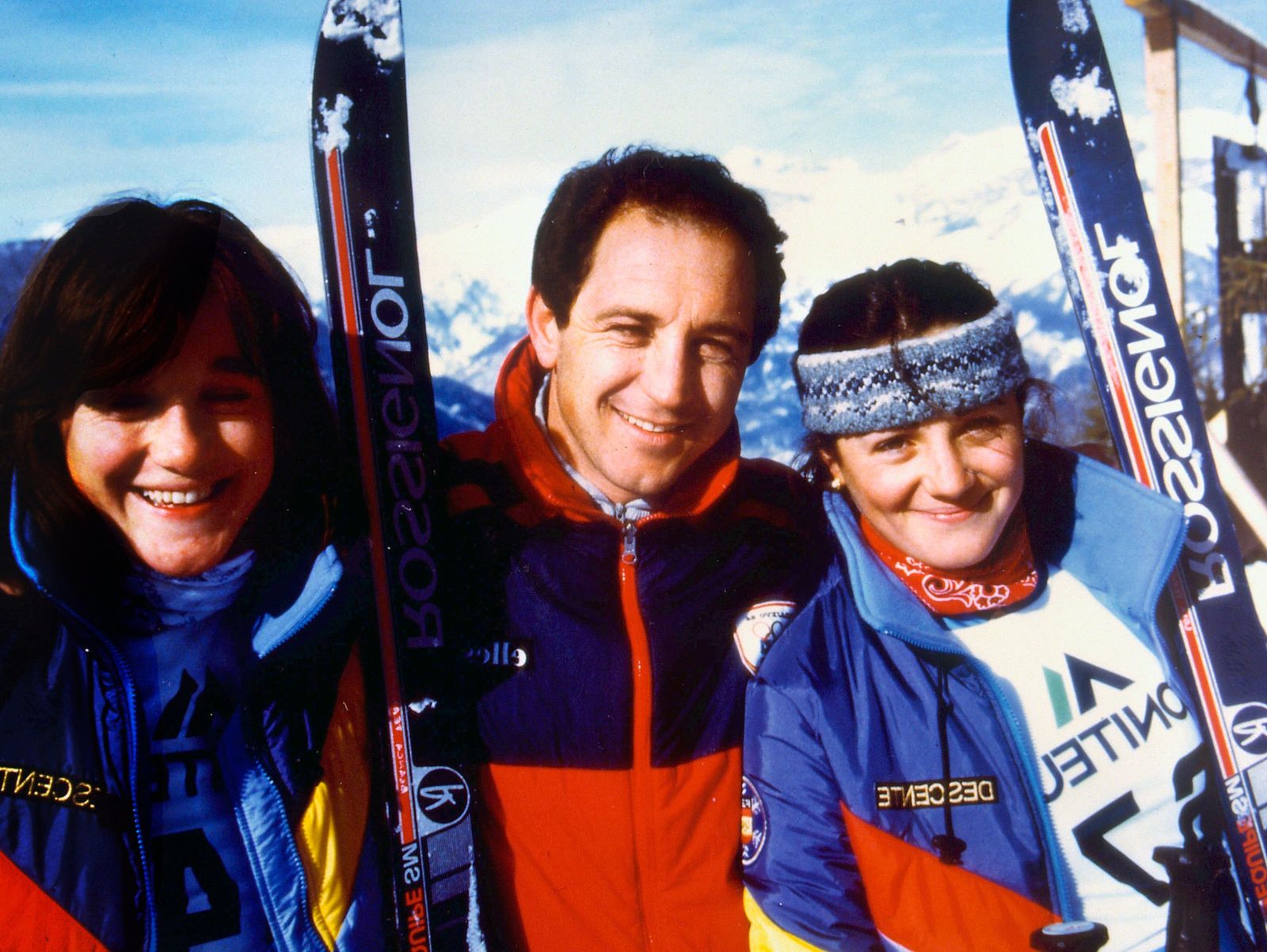 Paco Fernández Ochoa con su hermanas, Blanca (izda) y Lola